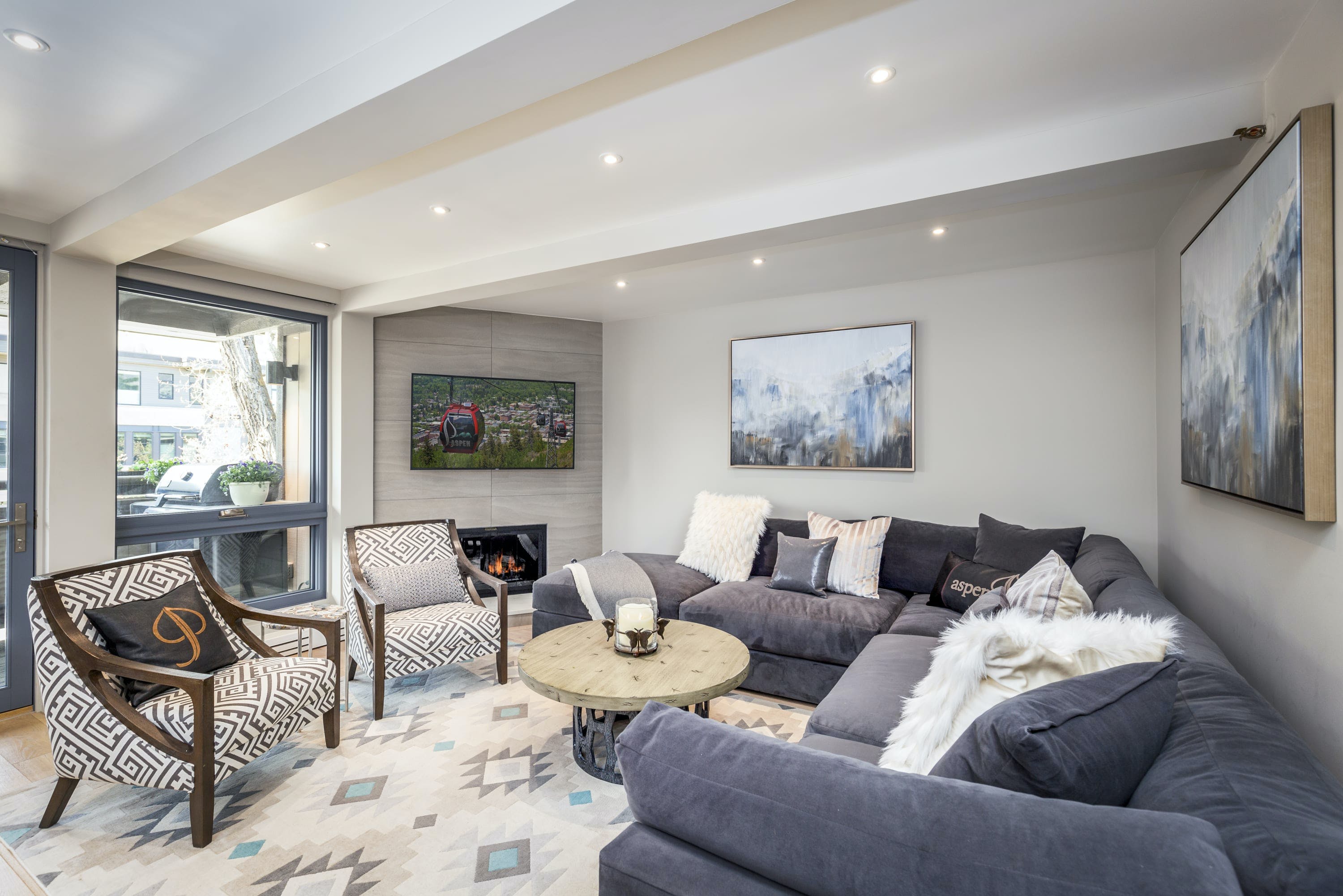 Chalet Maroon Aspen Aspen 5: Elegant 2-Bedroom Ski Chalet Apartment with Hot Tub, Aspen