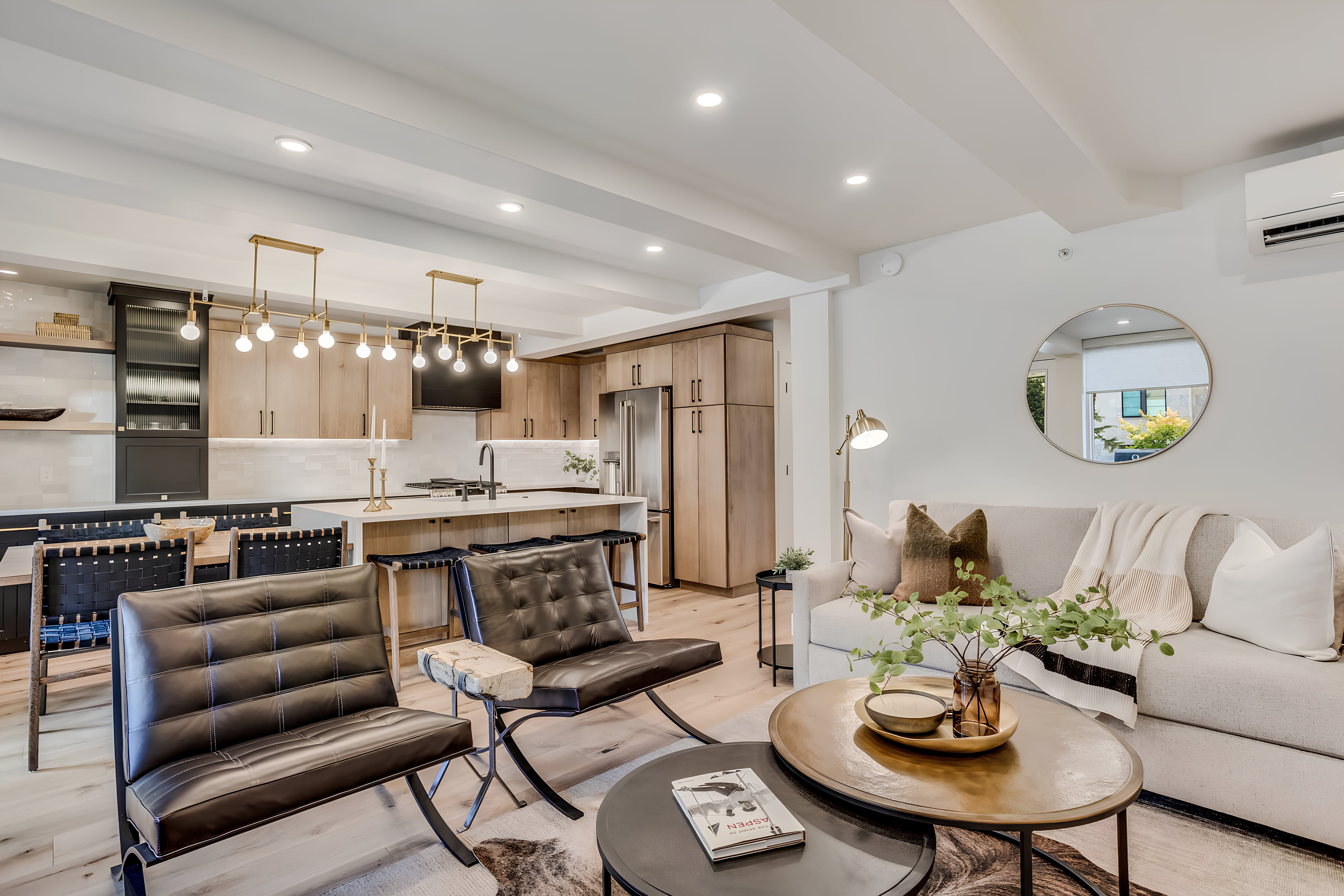 Chalet Maroon Aspen: Luxury 2-Bedroom Apartment with Hot Tub, Aspen & Snowmass