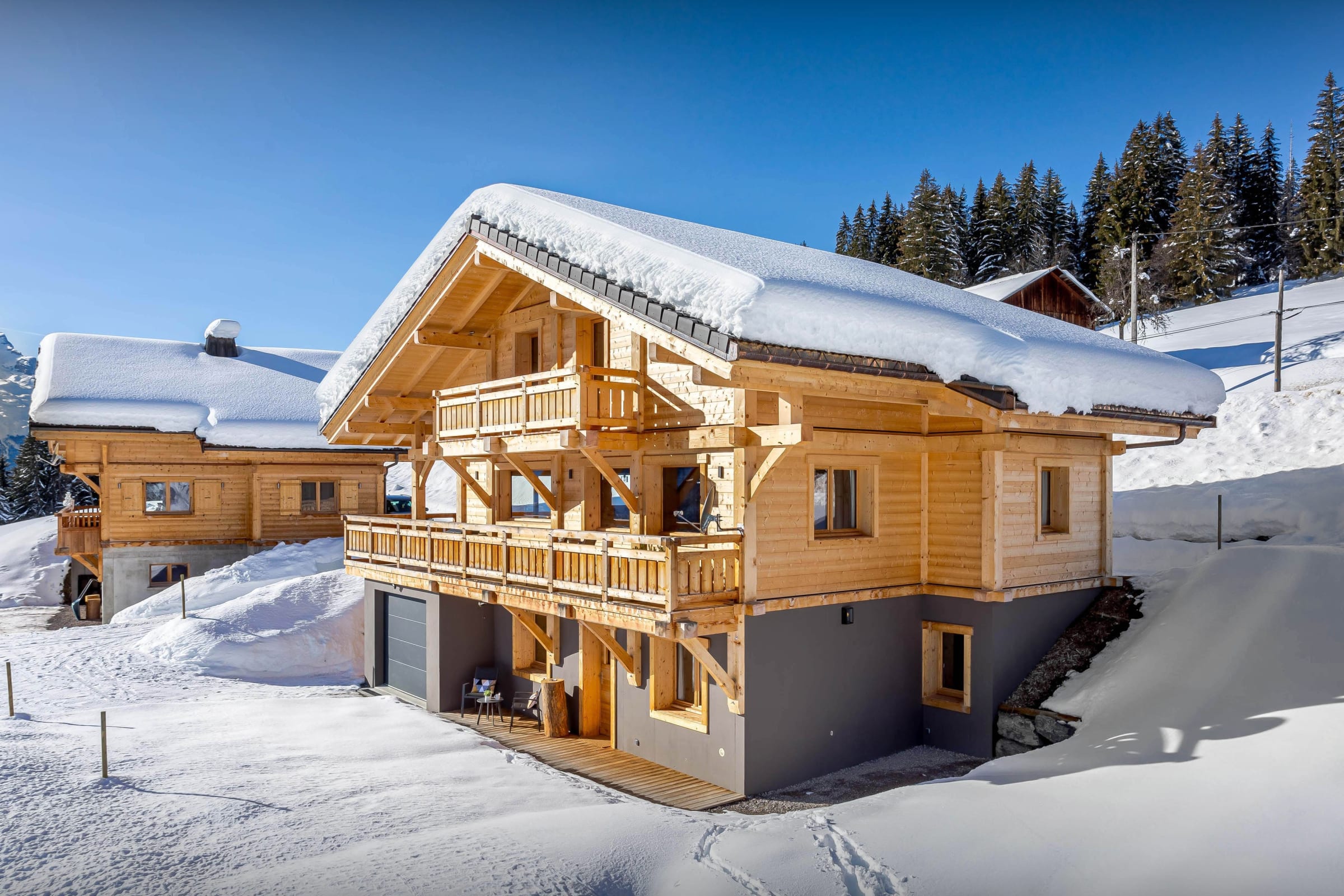 Chalet Mistral Manigod: Spacious 5-Bedroom Ski Chalet with Scenic Valley Views, Upper Savoy