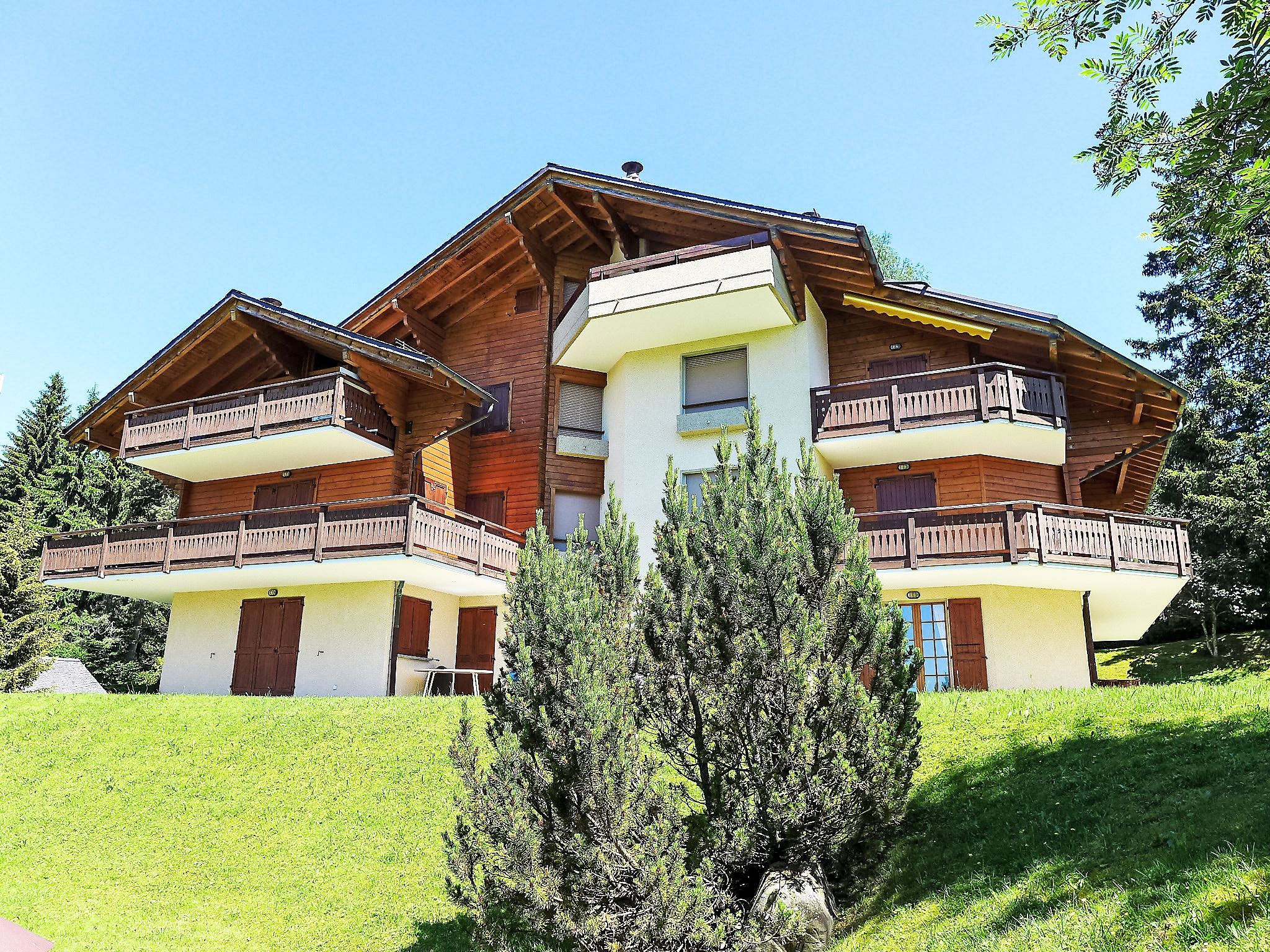 Chalet Oltscheren Villars: Elegant 4-Bedroom Mountain Chalet with Panoramic Alpine Views and Sauna in Swiss Alps
