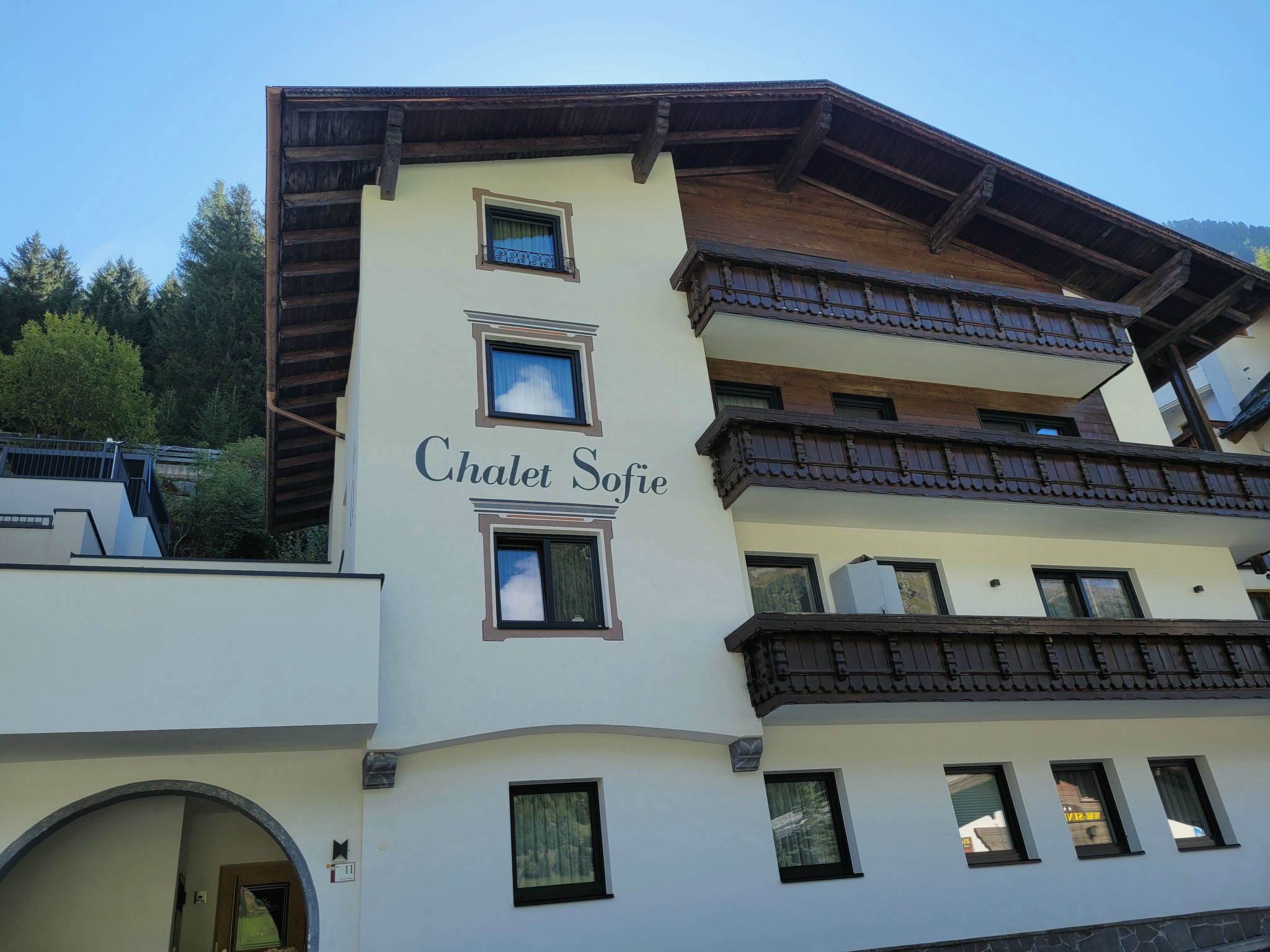 Chalet Paznaun Ischgl: Modern 1-Bedroom Ski Chalet with Mountain Views Just 50m from Slopes in Austrian Alps