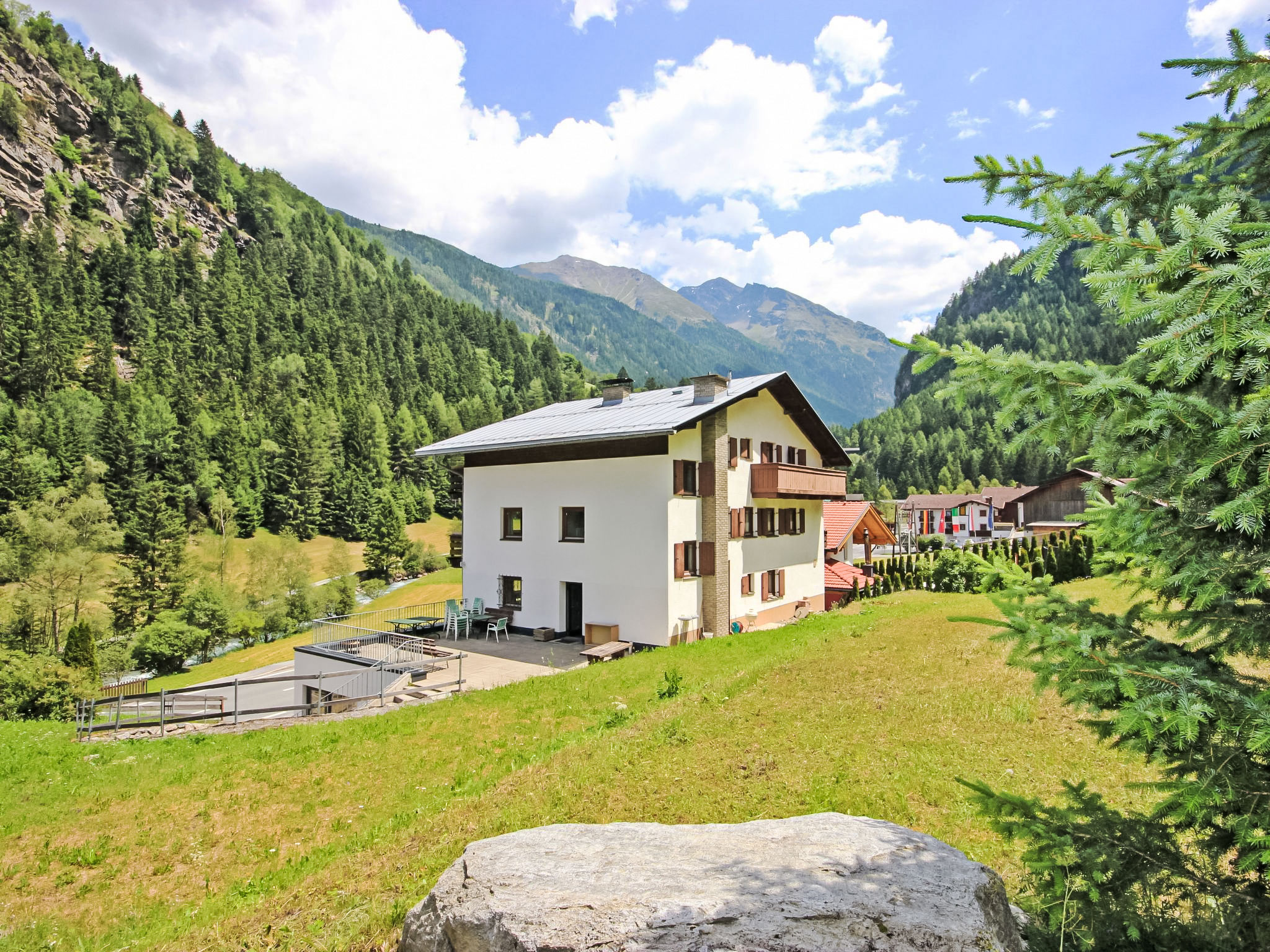Chalet Pitztal Sankt Leonhard: Magnificent 10-Bedroom Alpine House with Sauna and Mountain Access for 22 Guests in Austria