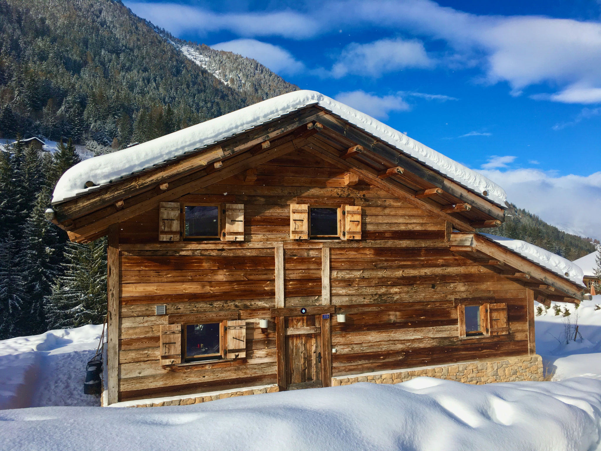 Chalet Planchouet Nendaz: Modern 3-Bedroom Mountain Chalet with Stunning Alpine Views near 4 Vallees Ski Resort