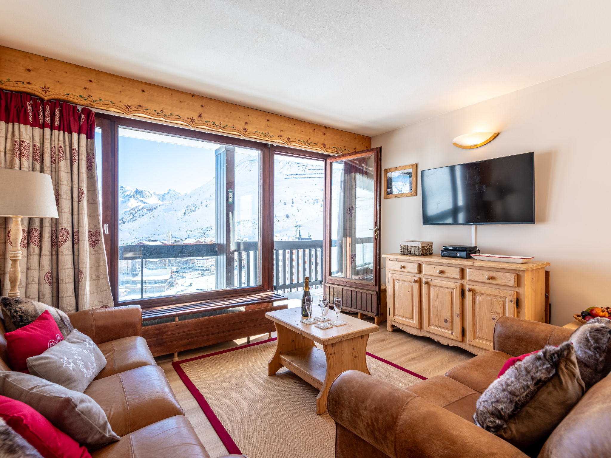 Chalet Prariond Tignes: Contemporary 2-Bedroom Mountain Apartment with Stunning Alpine Views Near Tignes Ski Slopes