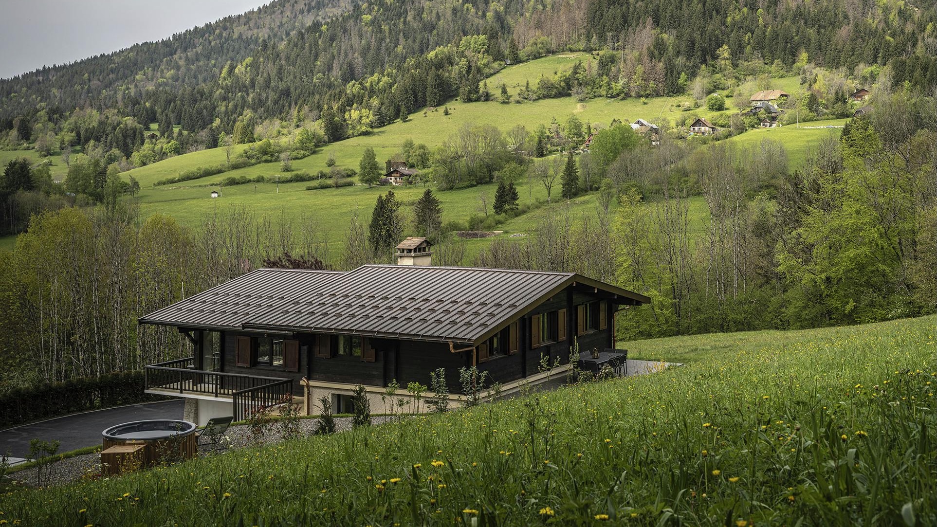 Chalet Roc Annecy: Luxury 5-Bedroom Chalet with Hot Tub and Lake Views, Annecy