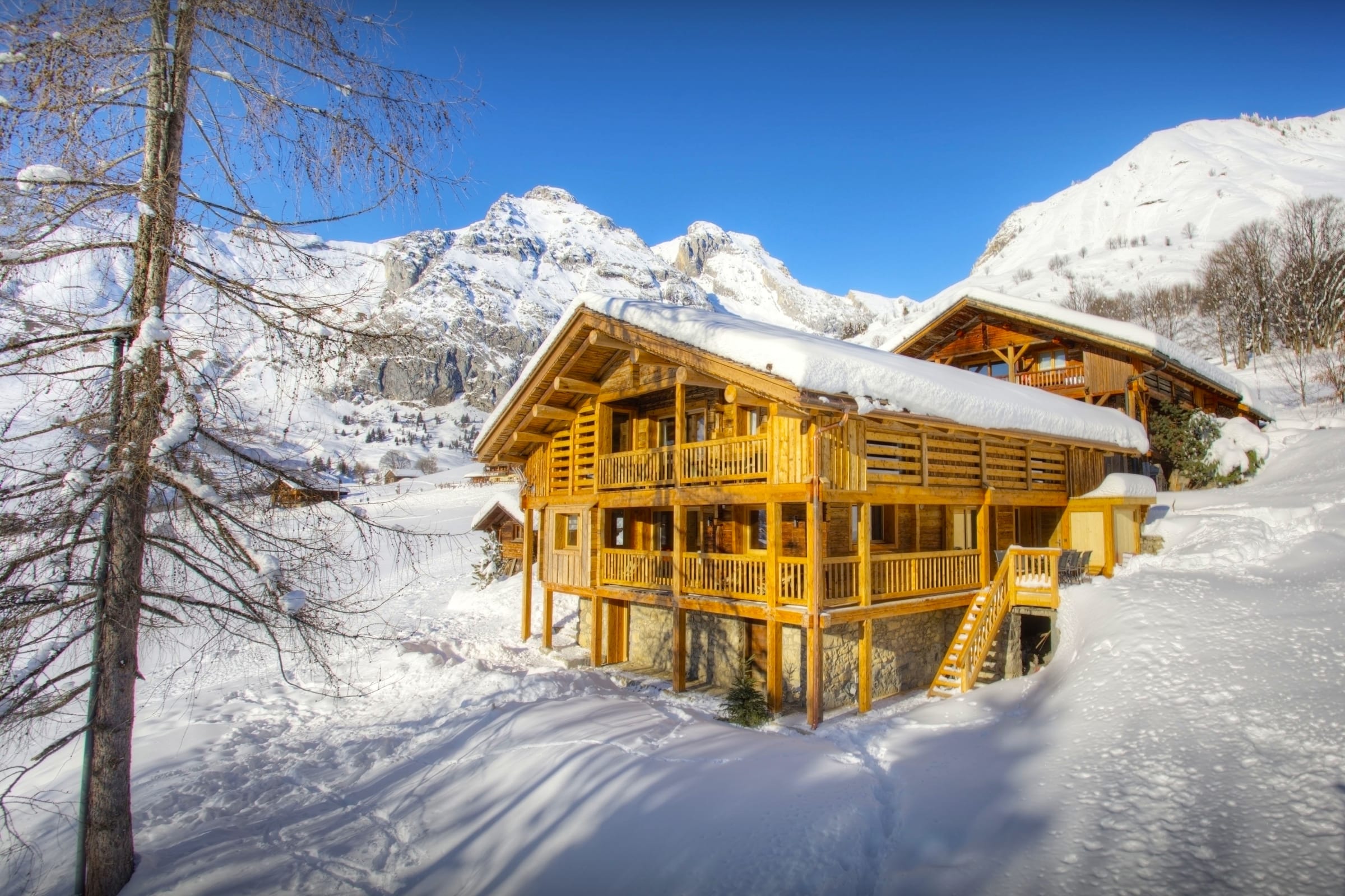 Chalet Roc Chinaillon: 5-Bedroom Ski Chalet with Sauna and Mountain Views, Upper Savoy