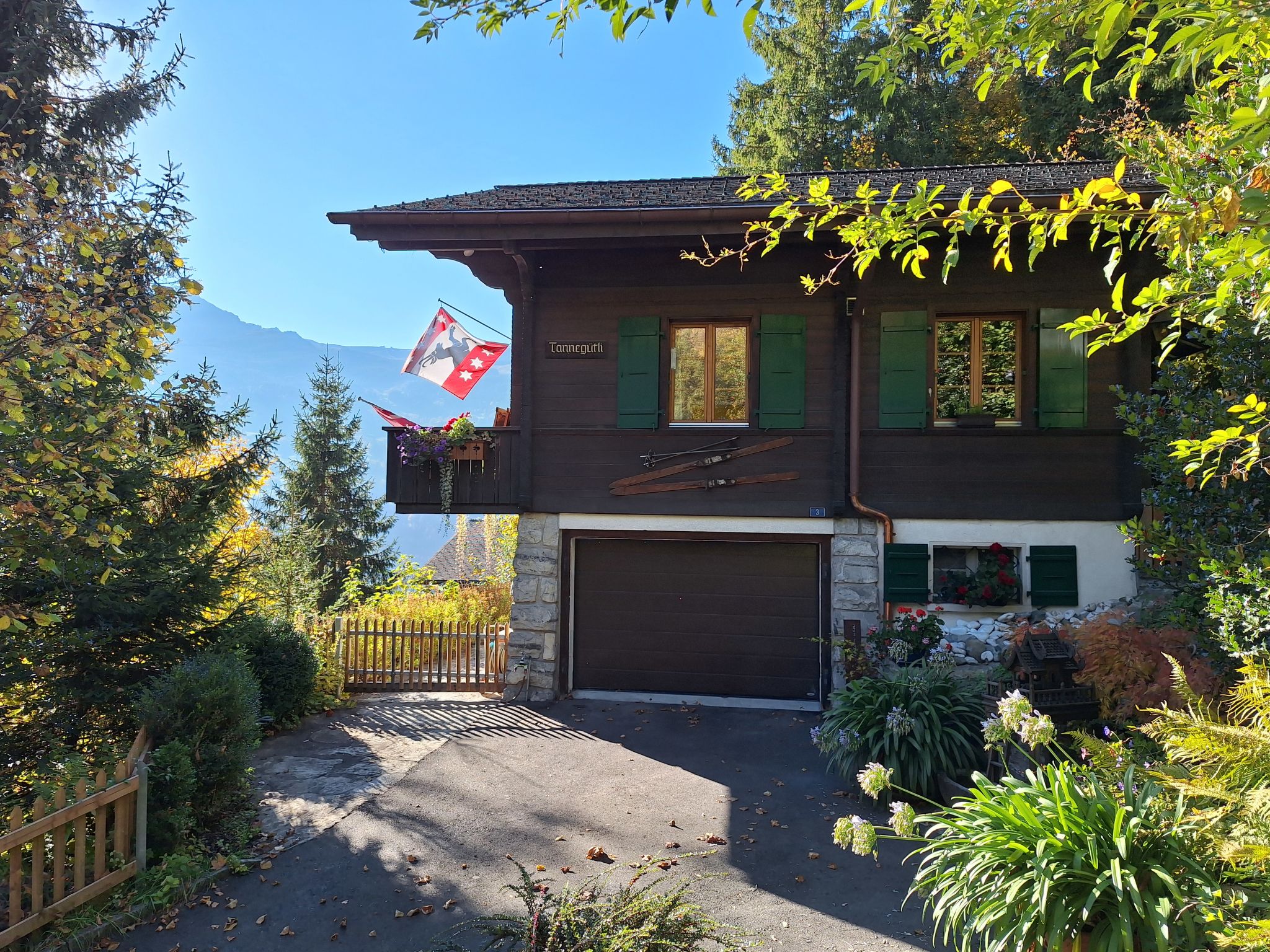 Chalet Schreckhorn Grindelwald: Luxury 2-Bedroom Mountain Chalet with Stunning Alpine Views and Garden in the Swiss Alps