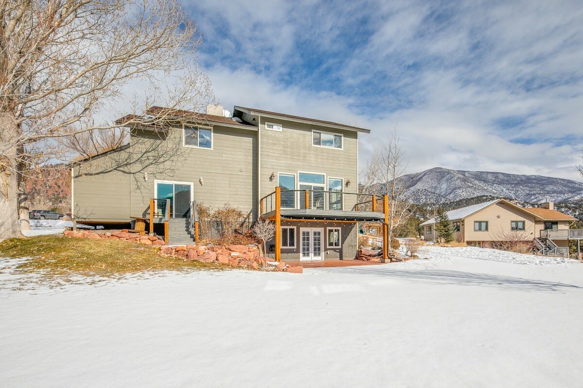 Chalet Sopris Glenwood: Spacious 5-Bedroom Apartment with Hot Tub, Garfield County