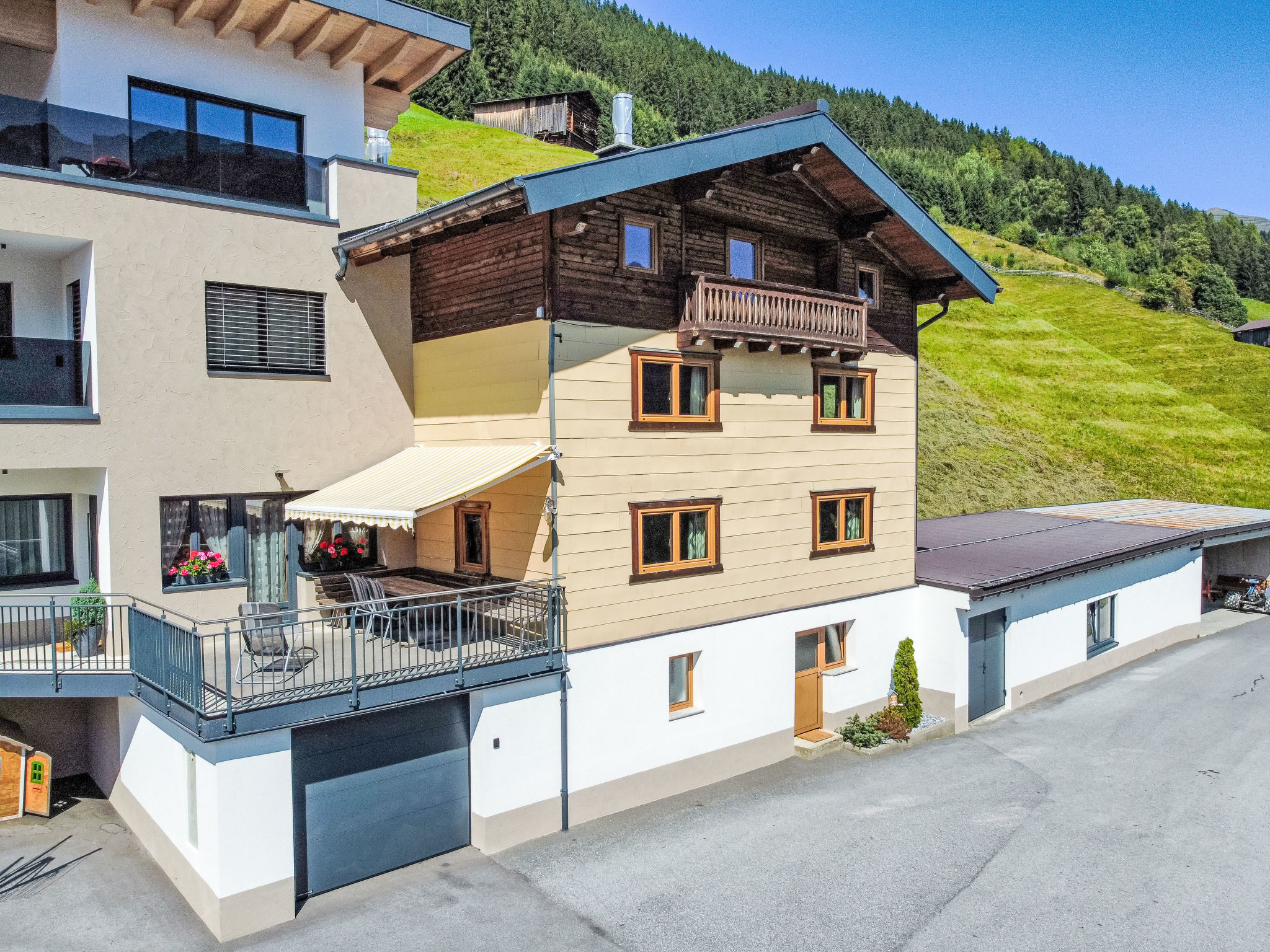 Chalet Stadlen Kappl: Spacious 7-Bedroom Mountain Farmhouse for Large Groups near Ischgl Ski Resort Austria