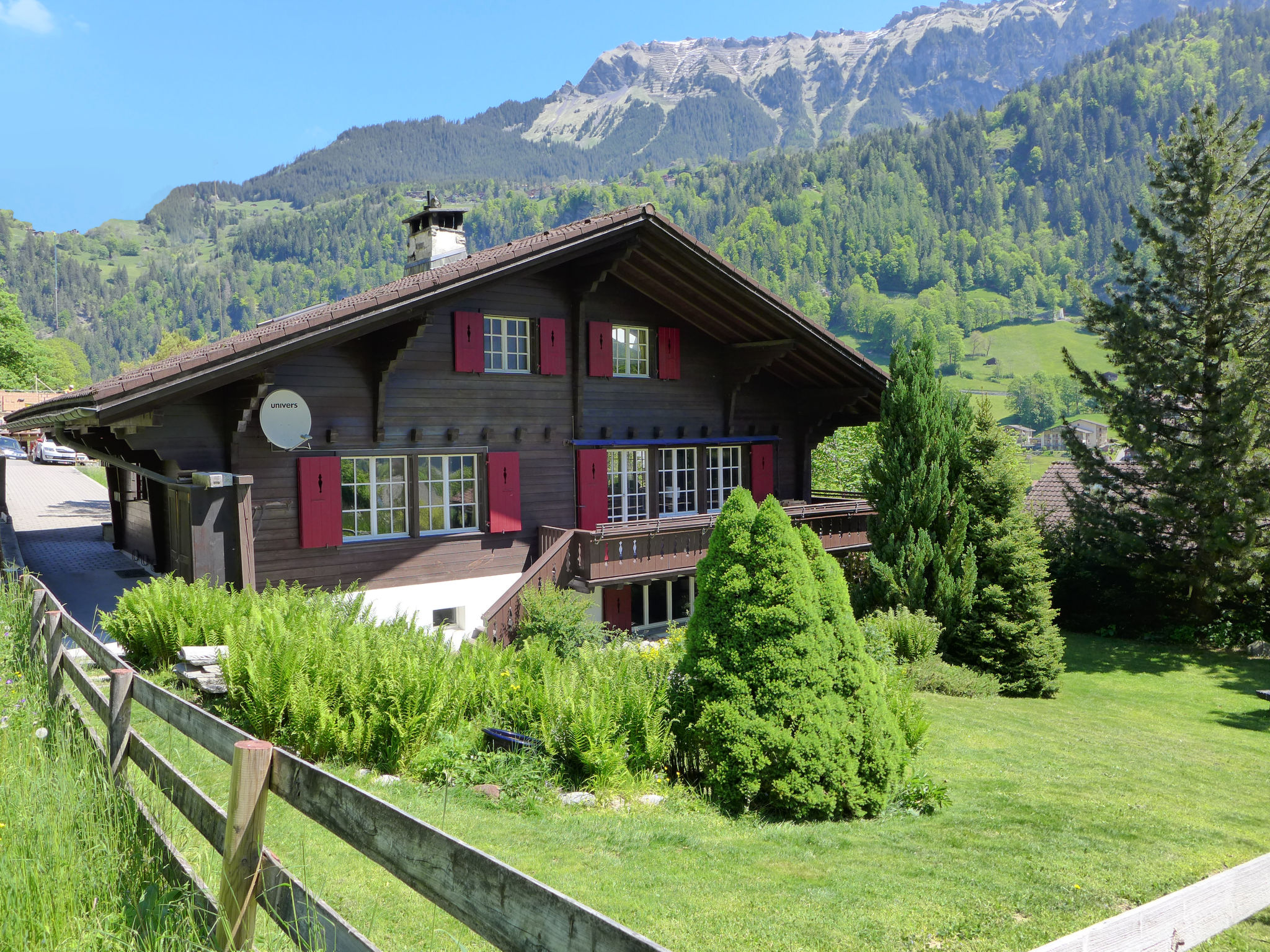Chalet Staubbach Lauterbrunnen: Stunning 6-Bedroom Alpine Chalet with Mountain Views and Garden in Swiss Valley