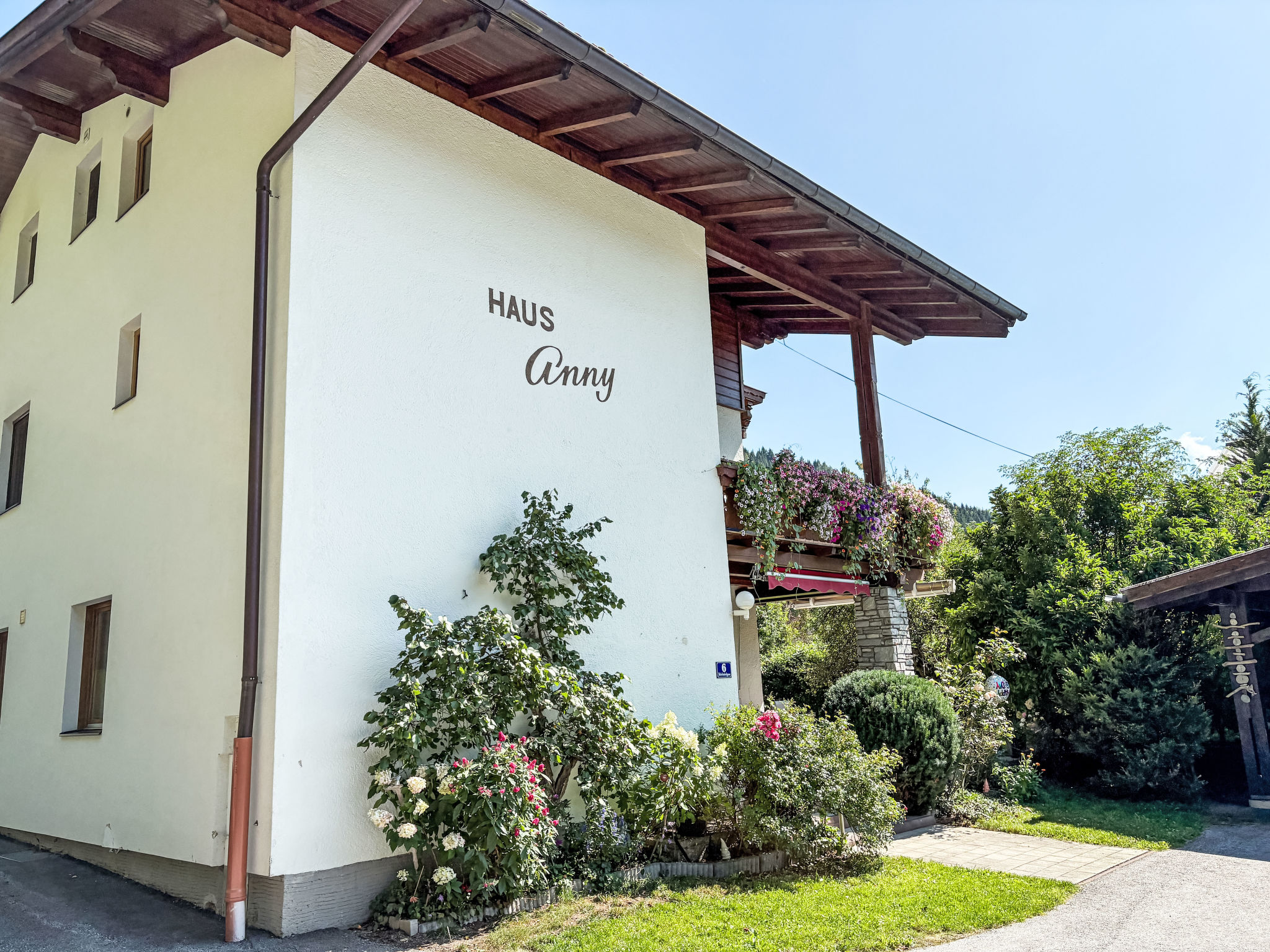Chalet Thumersbach Zell: Modern Two-Bedroom Lakeside Apartment with Mountain Access in Zell am See Austria