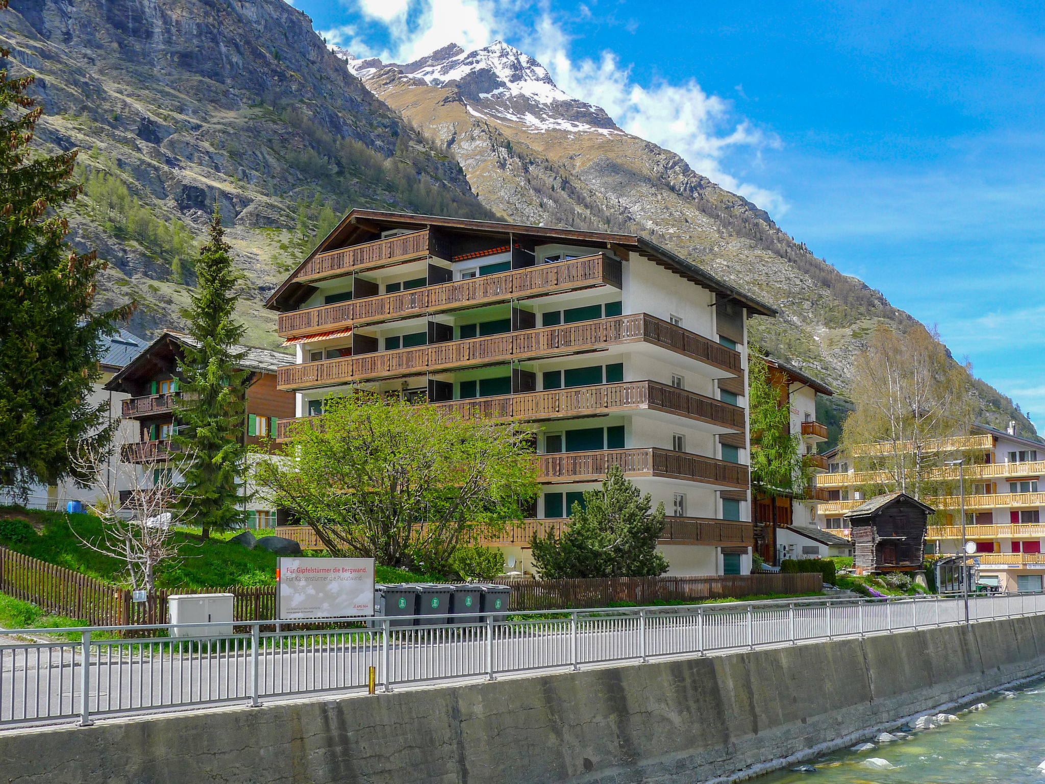 Chalet Untere Zermatt: Cozy 1-Bedroom Alpine Apartment with Stunning Matterhorn Views for Up to 5 Guests