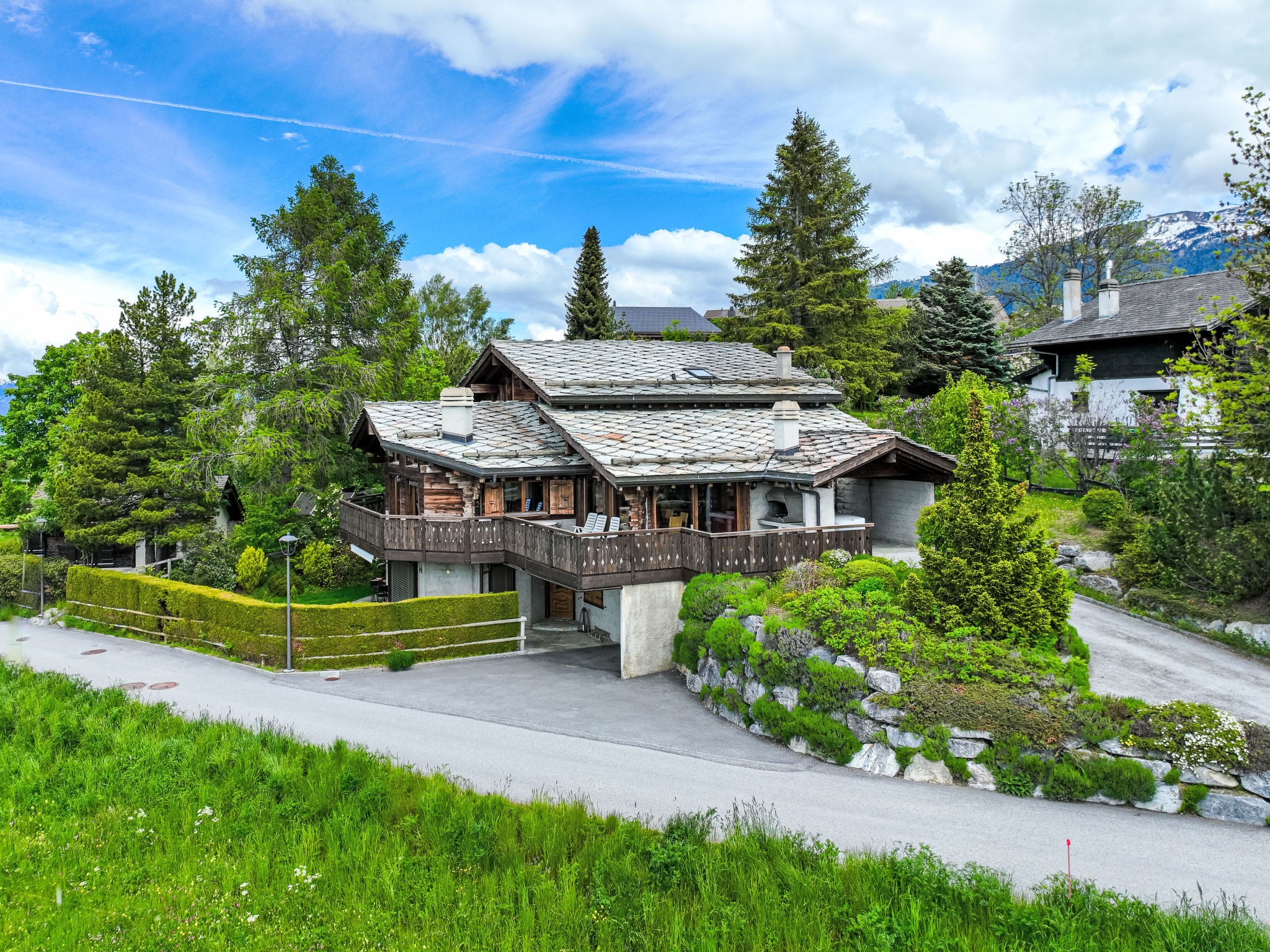 Chalet Valanche Nendaz: Spacious 3-Bedroom Mountain Chalet with Panoramic Alpine Views and Modern Amenities in Swiss Alps