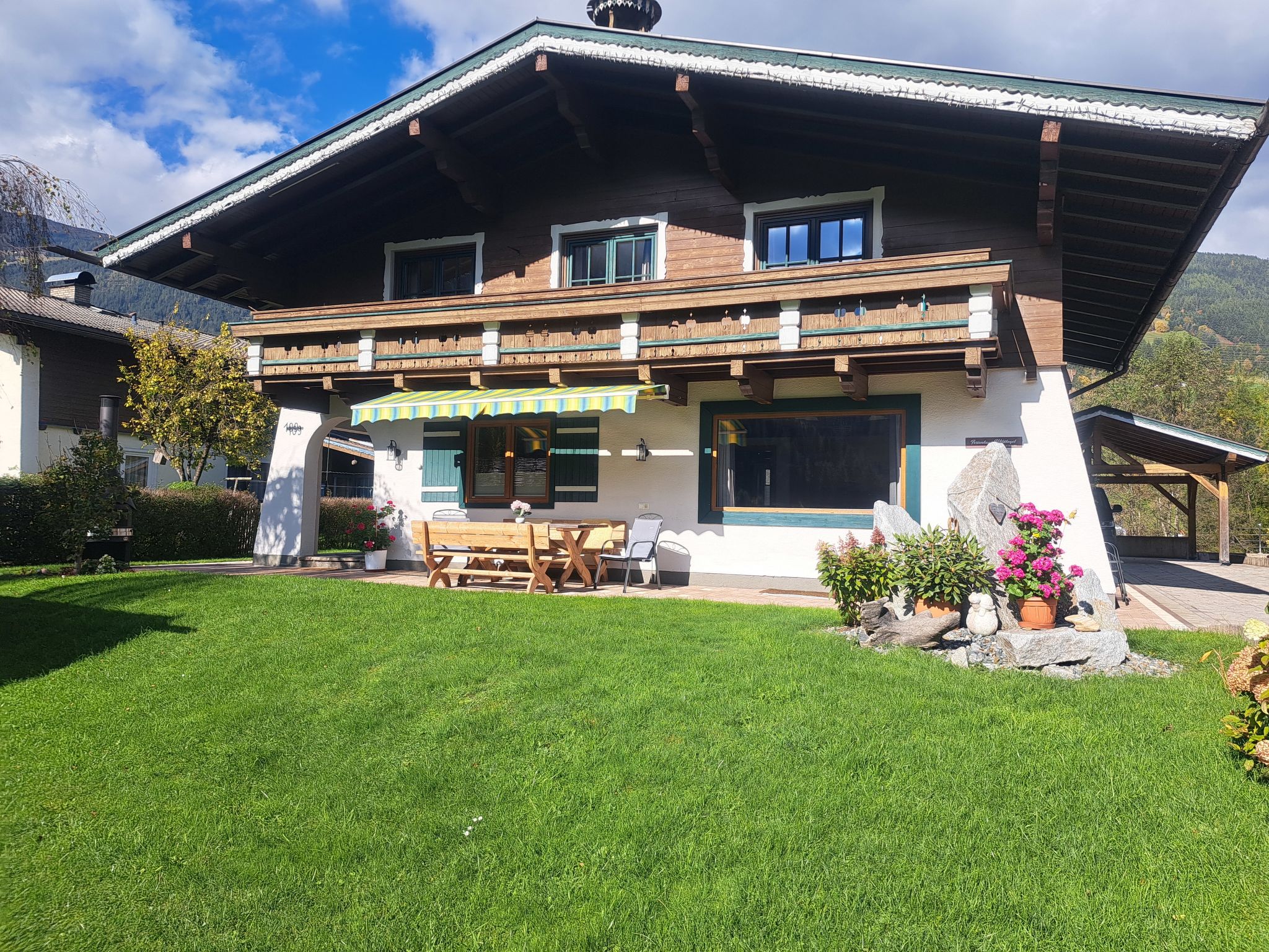 Chalet Venediger Neukirchen Neukirchen am Großvenediger: Spacious 4-Bedroom Alpine Retreat with Mountain Views and Ski Access in Austrian Salzburg Region