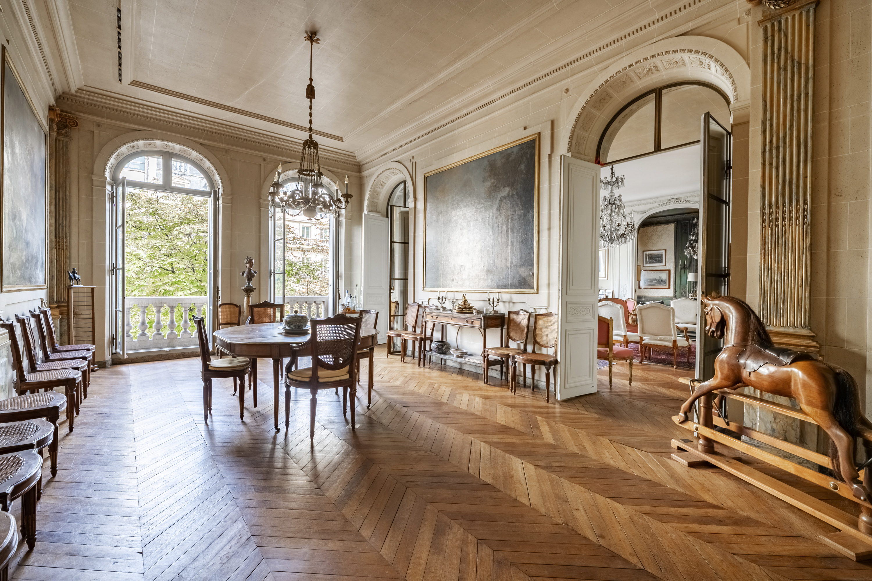 Château Belleville Paris Arc de Triomphe – Champs-Élysées: Elegant 3-Bedroom Apartment with Pool, Arc de Triomphe – Champs-Élysées