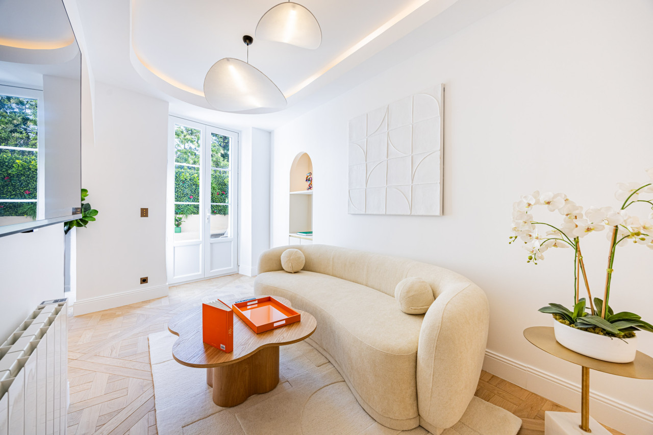 Château Butte Montmartre: Elegant 2-Bedroom Apartment with Terrace, Montmartre