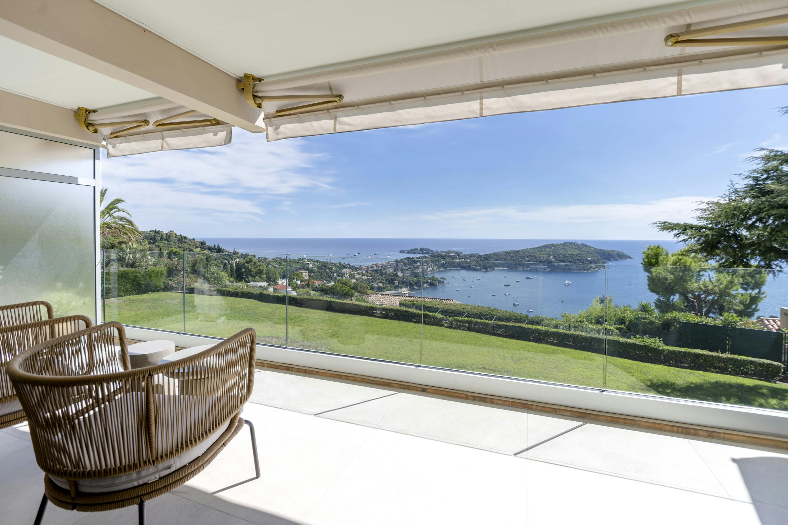 Château Canto Nice: Stylish 2-Bedroom Apartment with Sea View and Air-Con, Nice