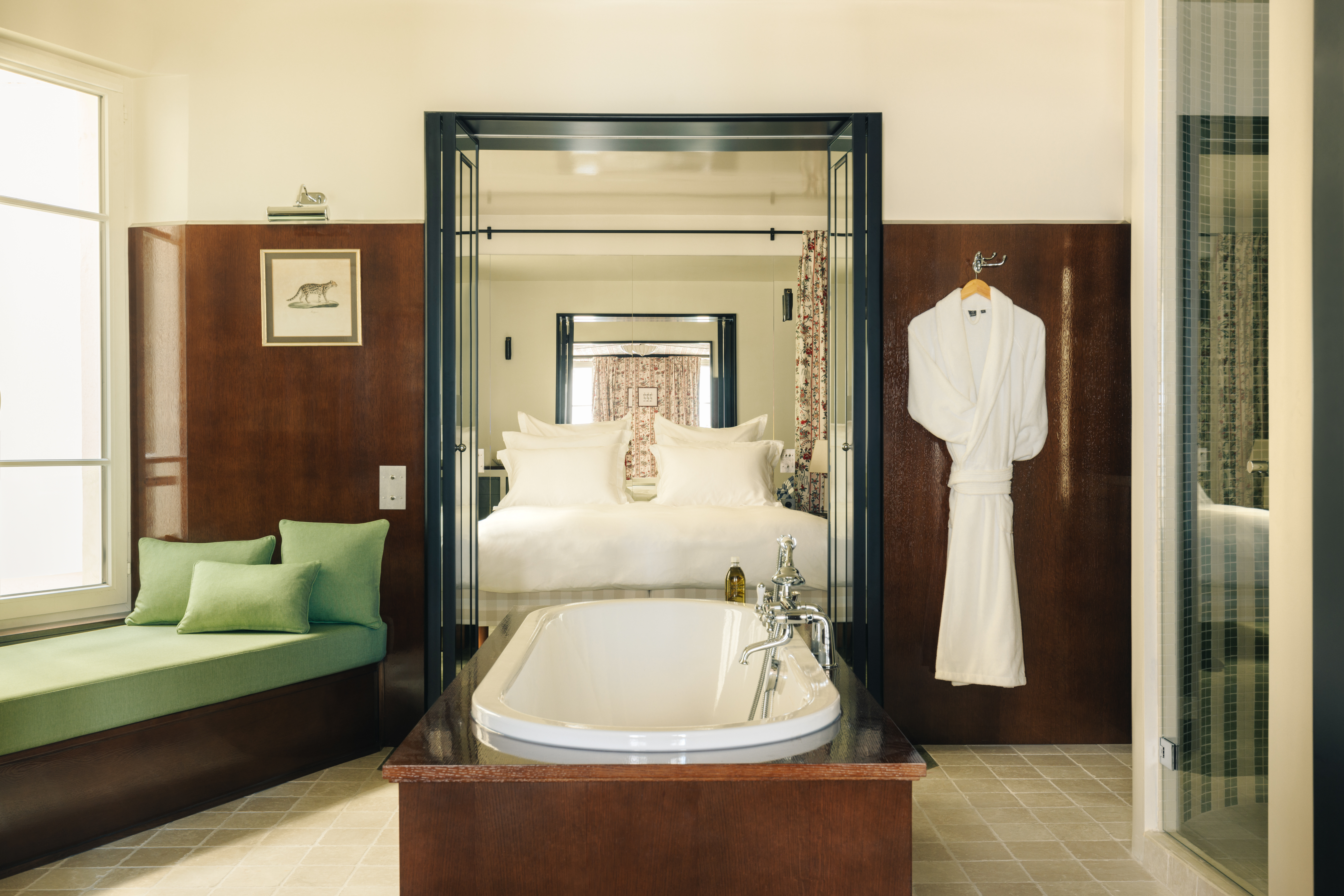 Château Céleste Paris: Exclusive 1-Bedroom Romantic Villa with Tennis Court Access, Paris