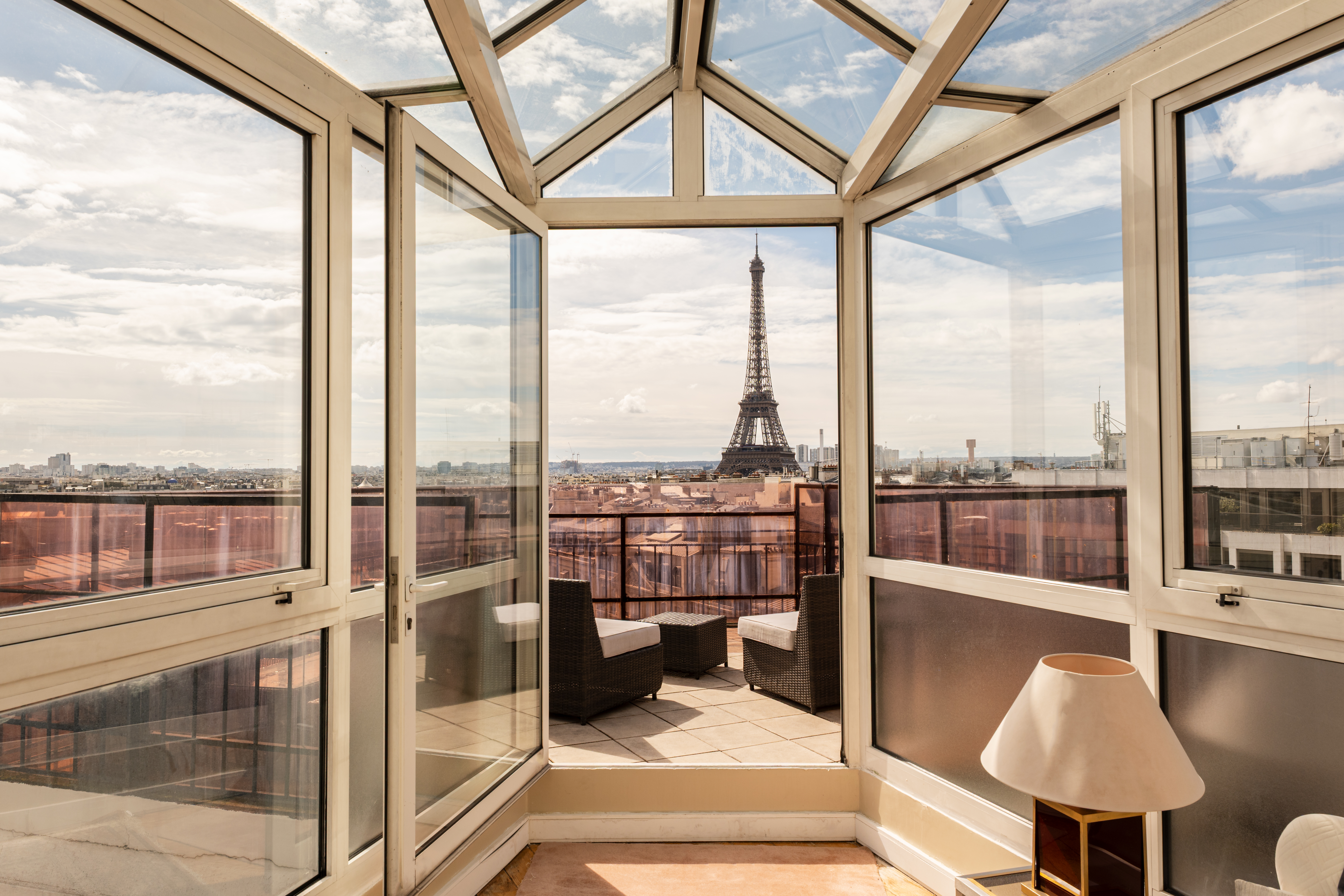 Château Ciel Paris: Elegant 1-Bedroom Penthouse with Eiffel Tower Views, Paris
