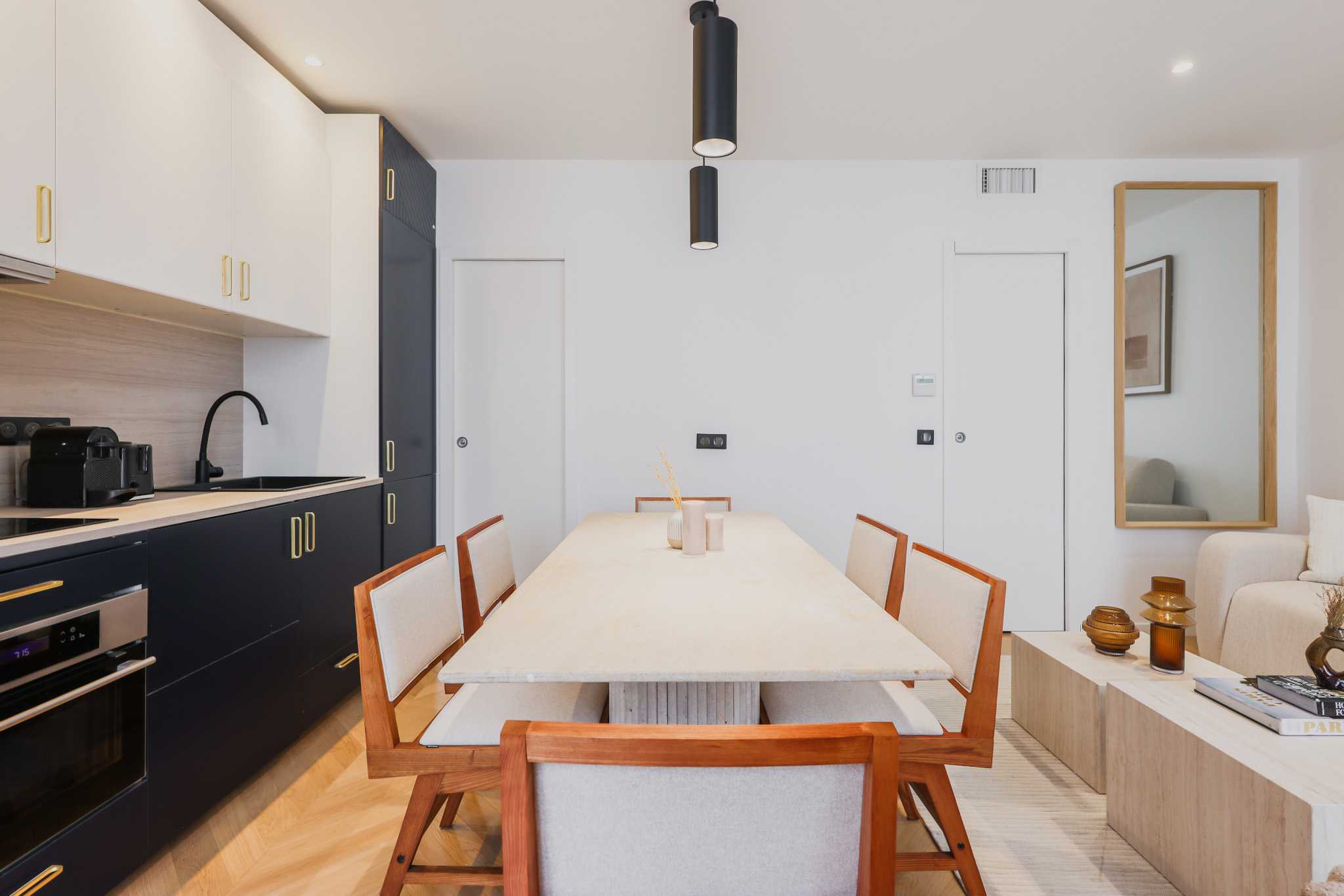 Château Cour Damoye Bastille: Charming 2-Bedroom Apartment Rental with Air-Con in Bastille, Paris
