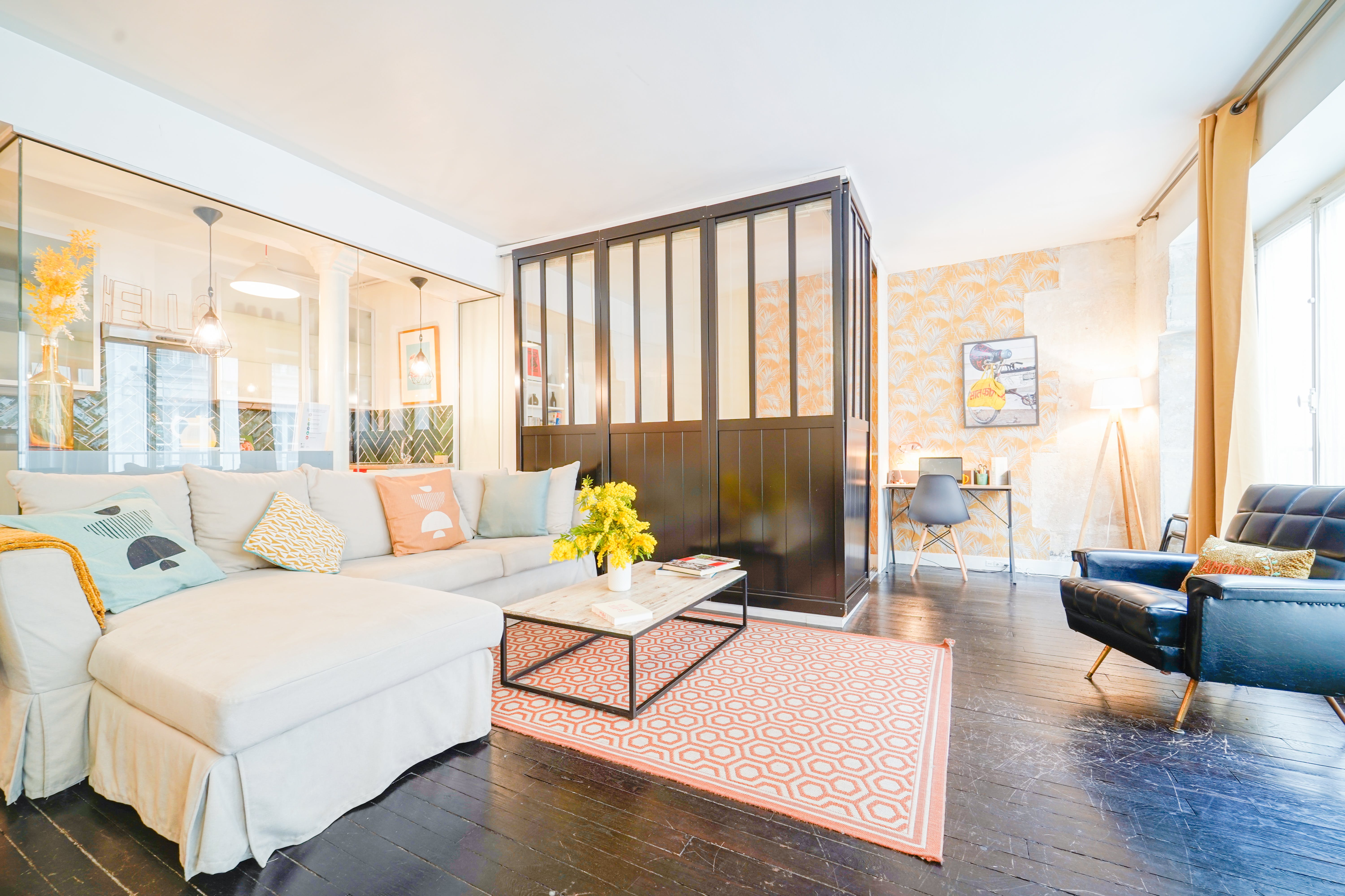Château Cour Damoye Le Marais: Stylish 2-Bedroom Apartment Rental with Air-Con in Le Marais, Paris