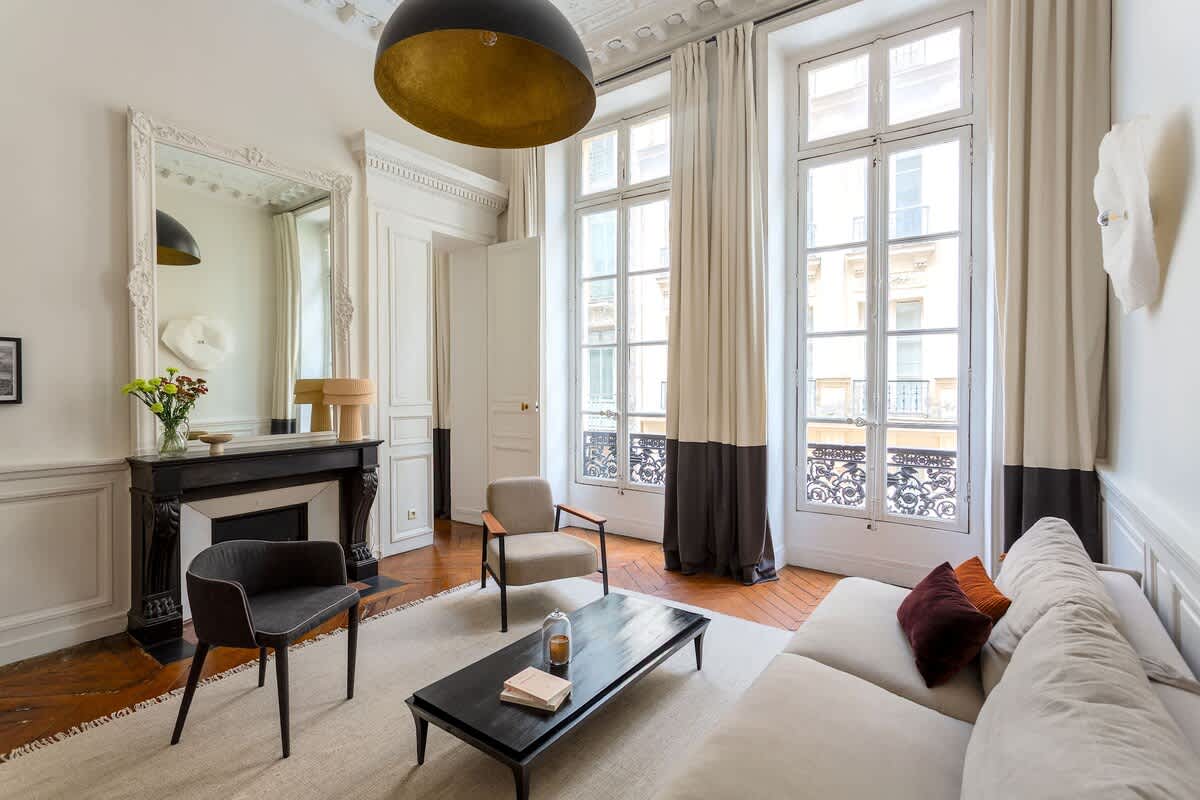 Château Gaillon GrandsBoulevards: Charming 2-Bedroom Family-Friendly Apartment Rental Grands Boulevards Paris
