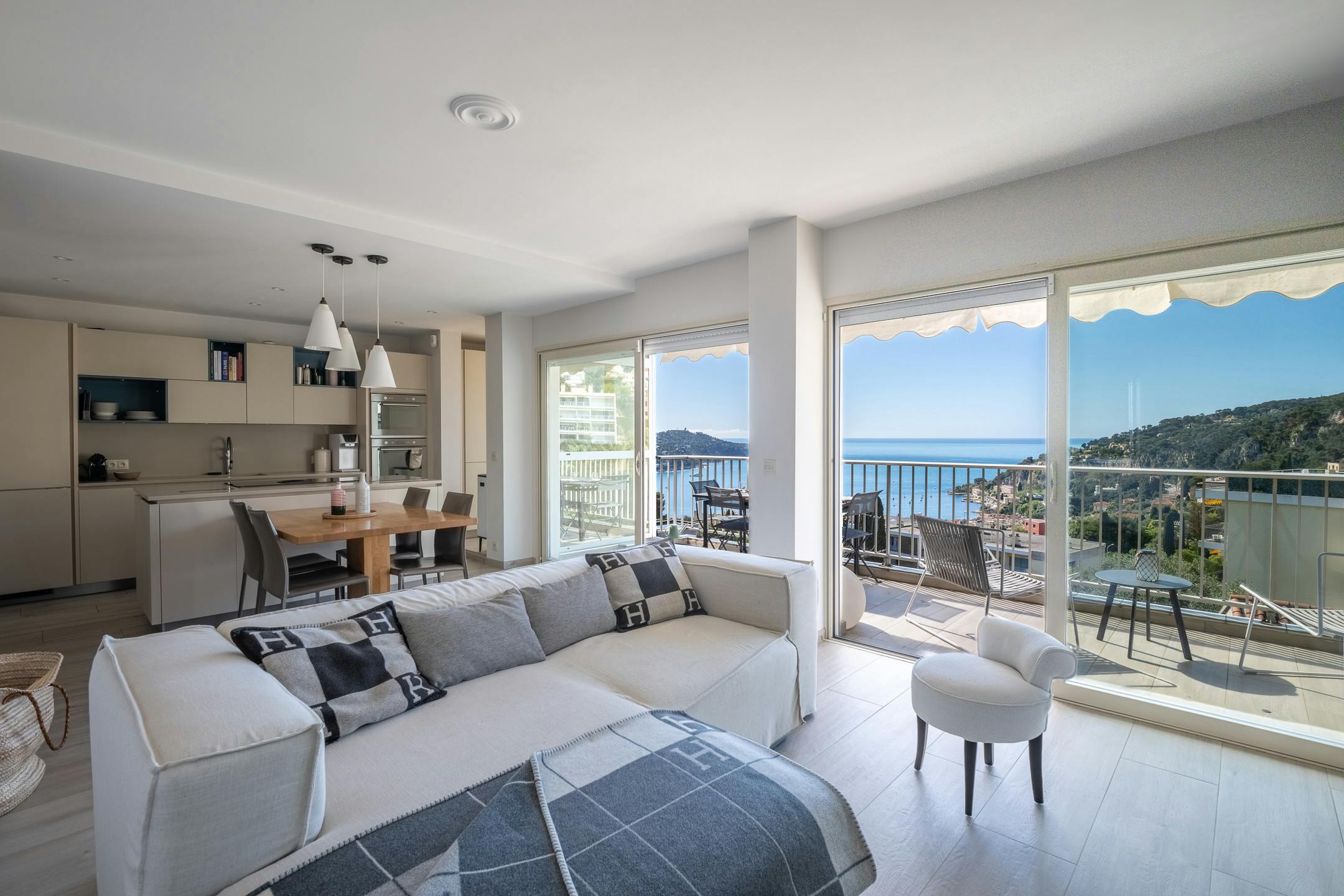 Château Gairaut Nice: Stylish 2-Bedroom Apartment with Rooftop Terrace and Sea Views, Nice
