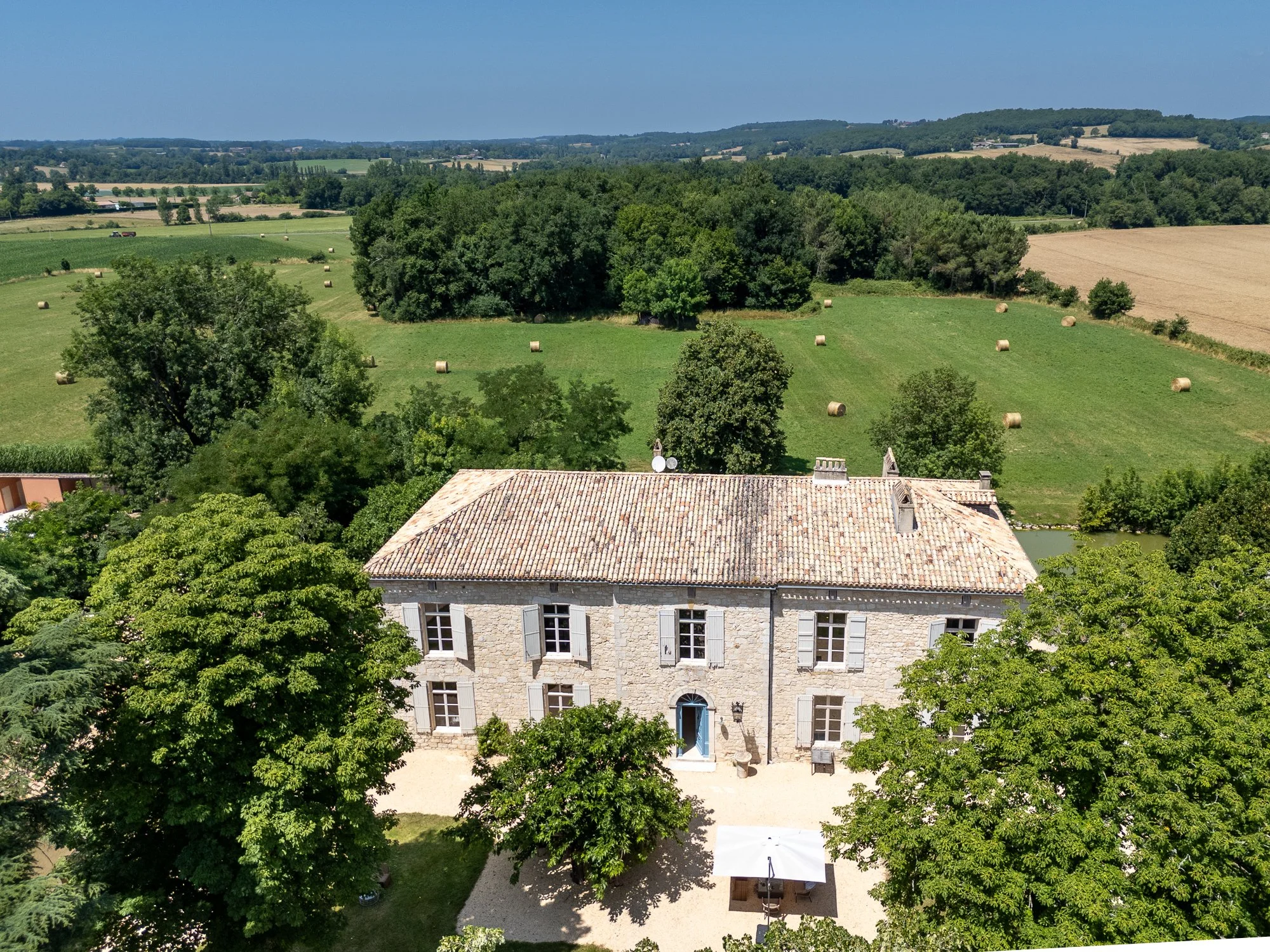 Château Laroque Villeréal: Elegant 7-Bedroom Château with Heated Pool and Gym, Dordogne