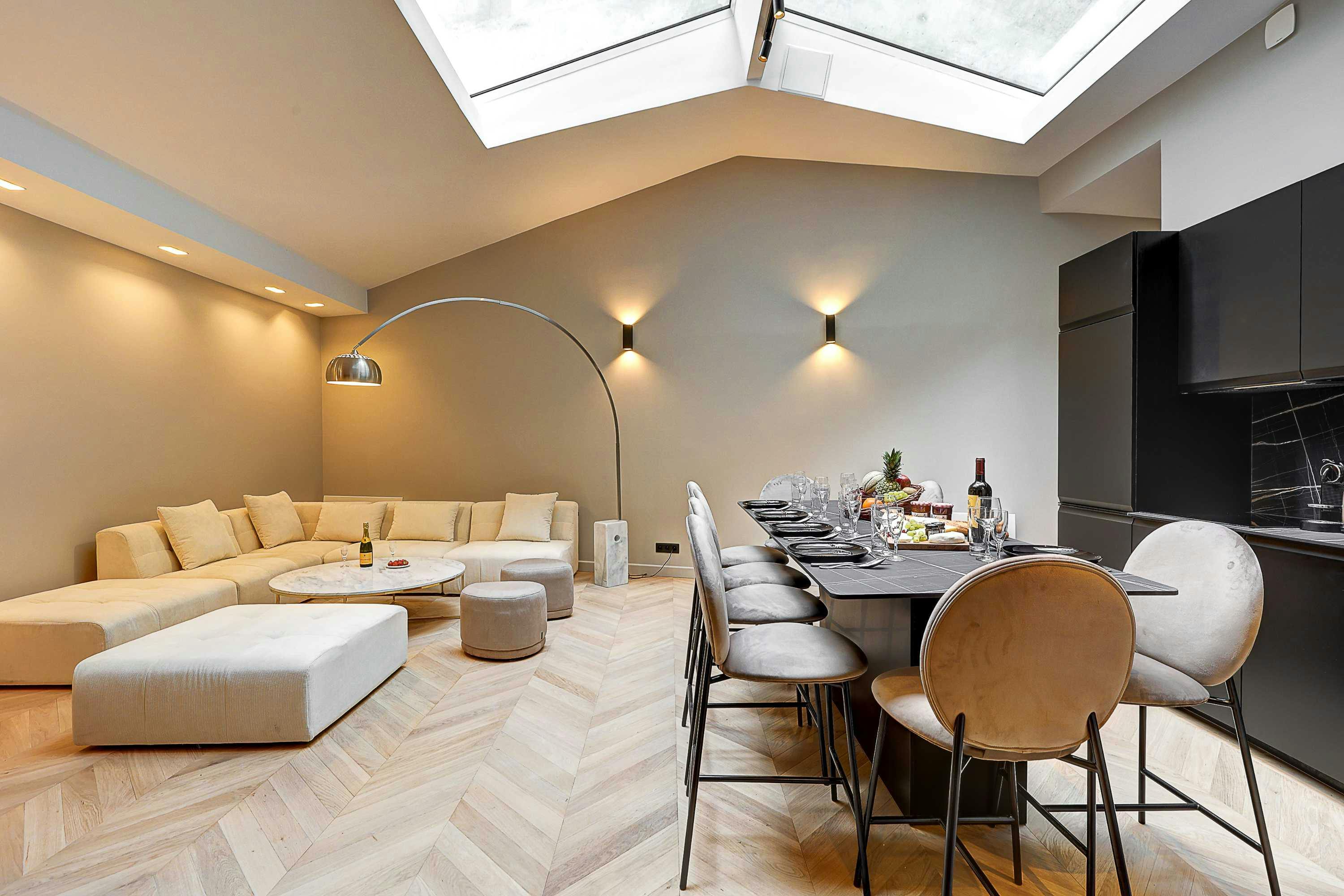 Château Marais Paris: Chic 3-Bedroom Townhouse with Family-Friendly Features, Le Marais