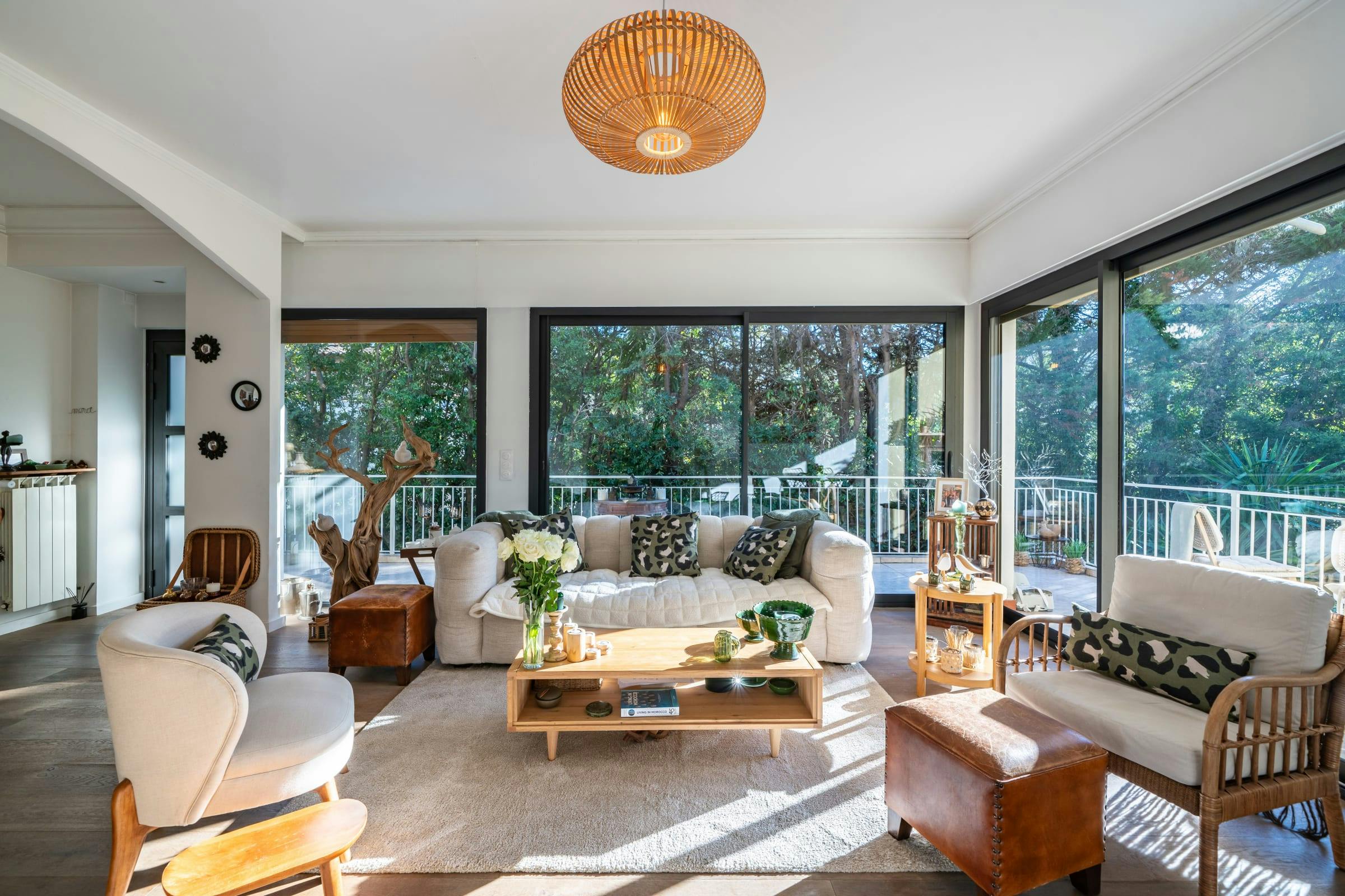 Château Mimosas Cannes: Charming 2-Bedroom Apartment Rental with Air Conditioning in Cannes