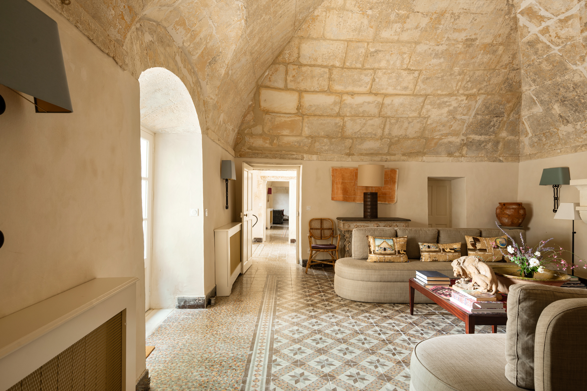 Château Mistral Arles: Luxury 10-Bedroom Villa with Pool and Countryside Views, Arles