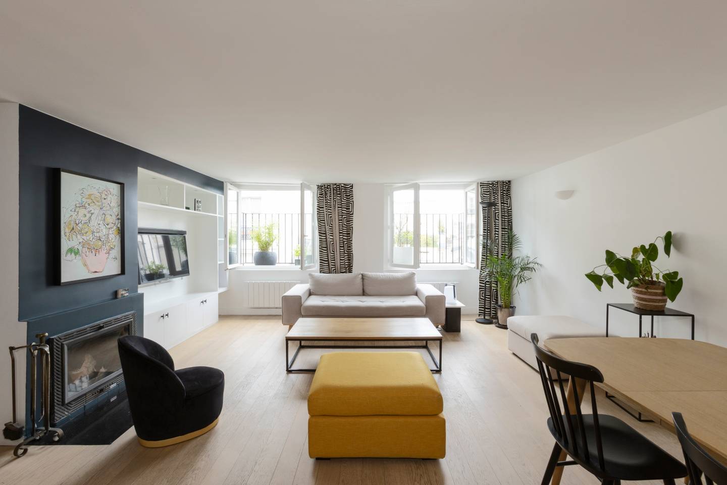 Château Mistral Paris: Elegant 2-Bedroom Apartment with Parisian Charm, Louvre – Palais Royal