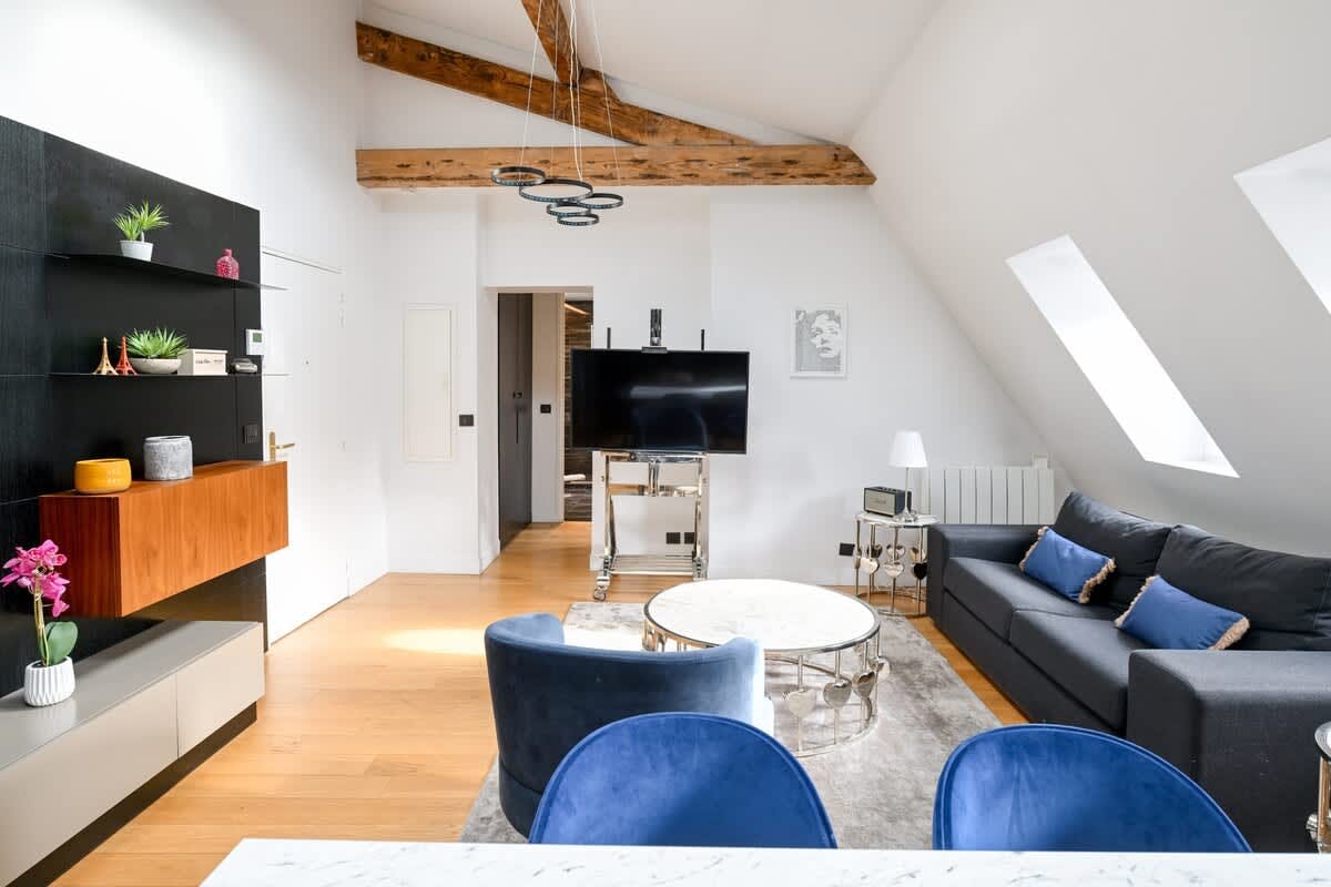 Château Monceau Paris Arc de Triomphe – Champs-Élysées: Elegant 2-Bedroom Townhouse with Central Location, Paris