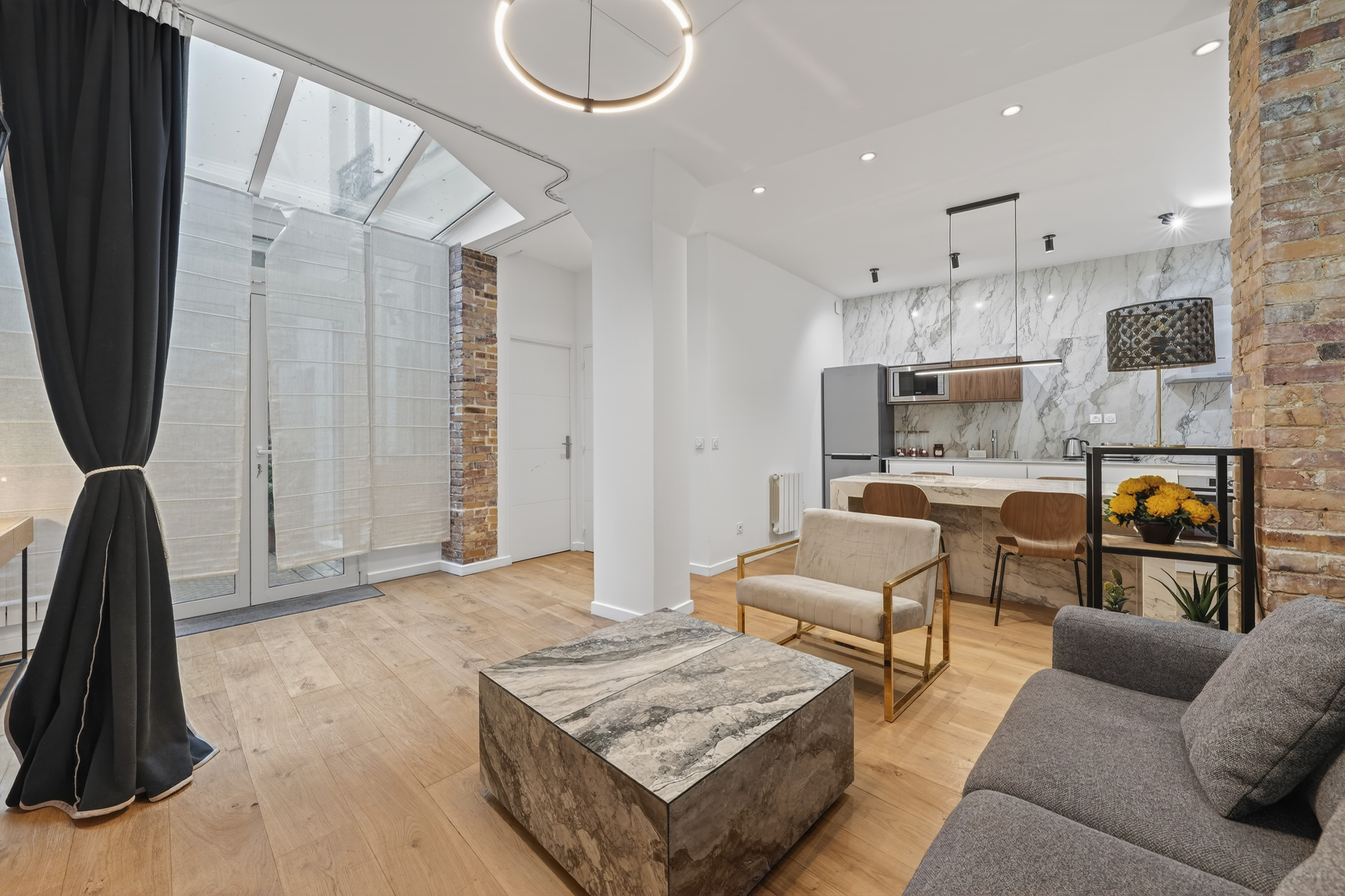 Château Parvis ÎledeCité: Charming 1-Bedroom Apartment Rental with Modern Kitchen in Île de la Cité, Paris