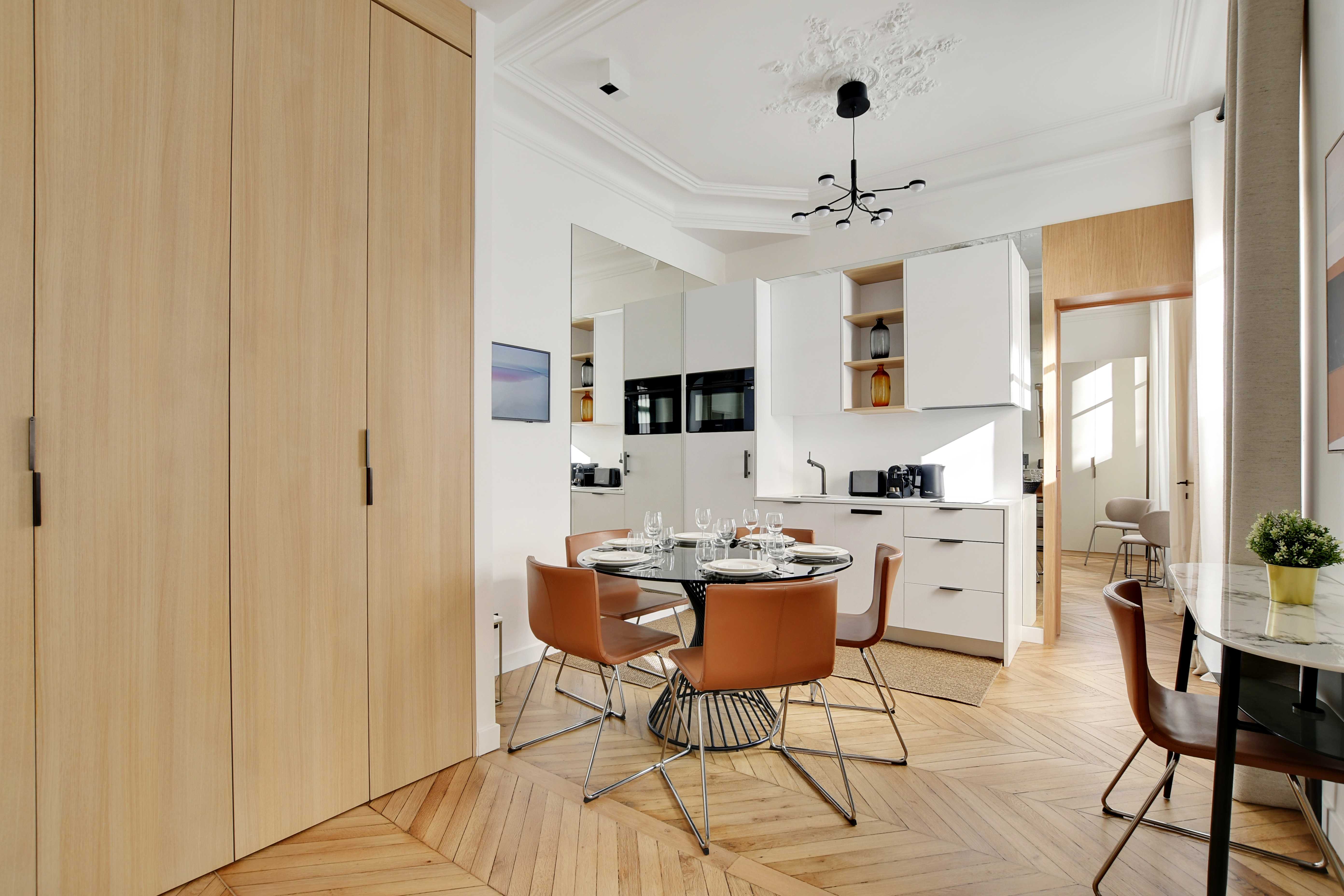 Château Passerelle Auteuil: Luxury 2-Bedroom Family-Friendly Villa Rental in Auteuil Passy, Paris