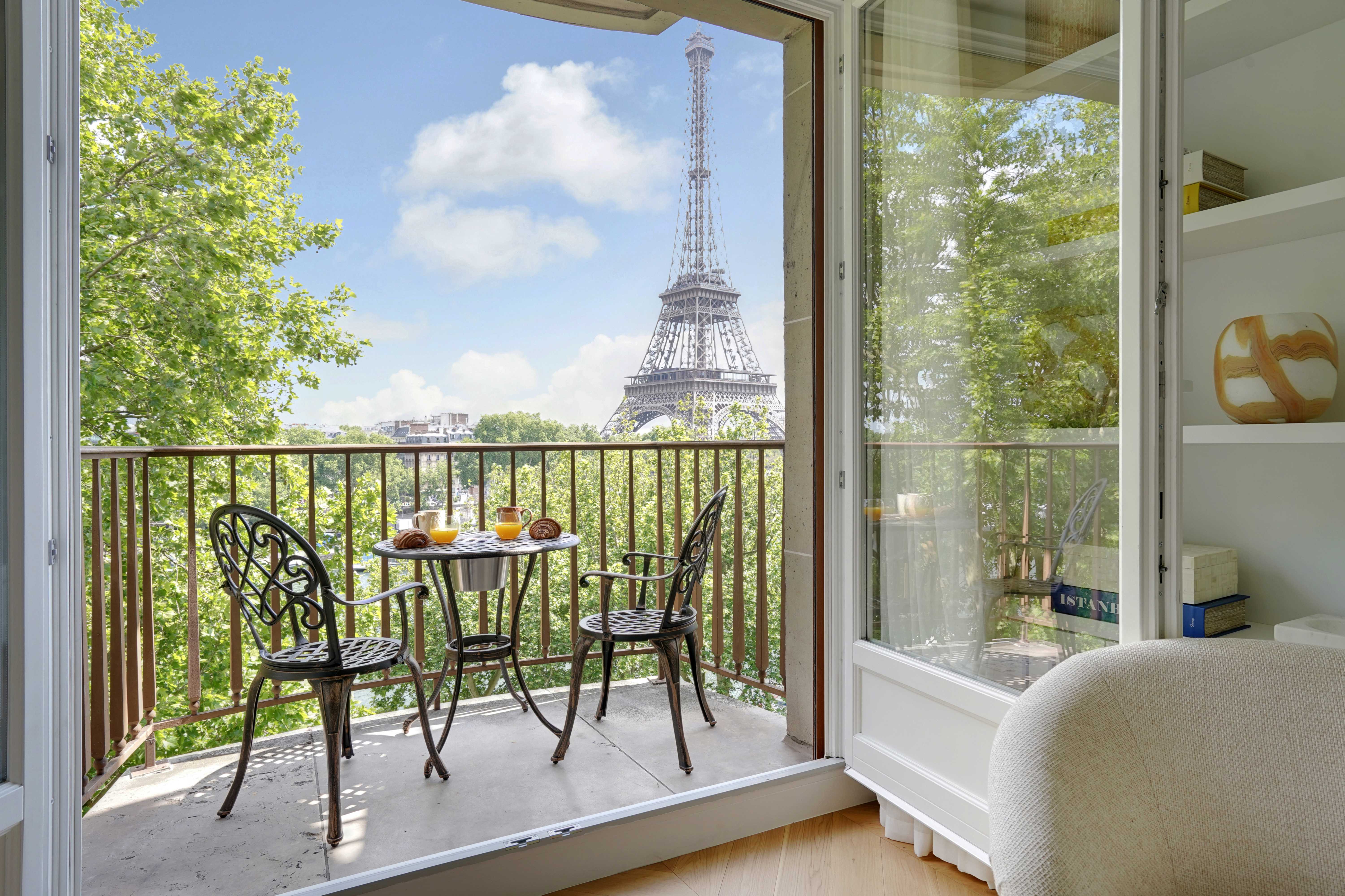 Château Passy Paris Eiffel Tower 2: 2-Bedroom Luxury Apartment with Eiffel Tower View, Paris