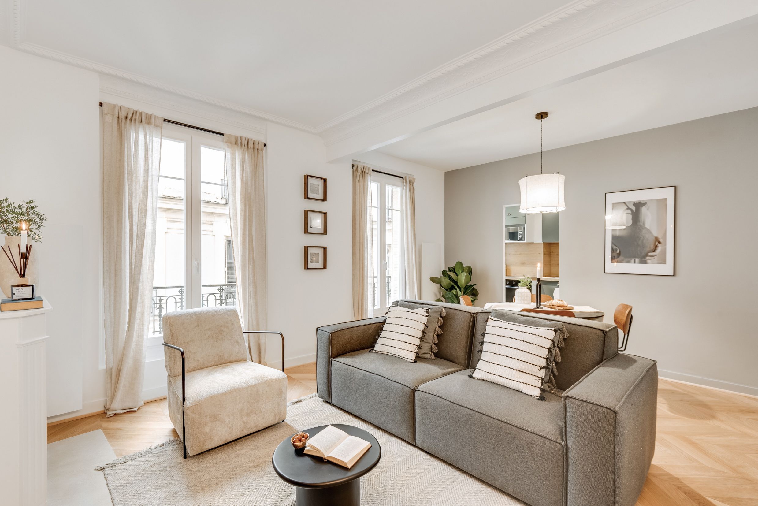 Château Pletzl Le Marais: Charming 2-Bedroom Family-Friendly Apartment Rental Le Marais Paris