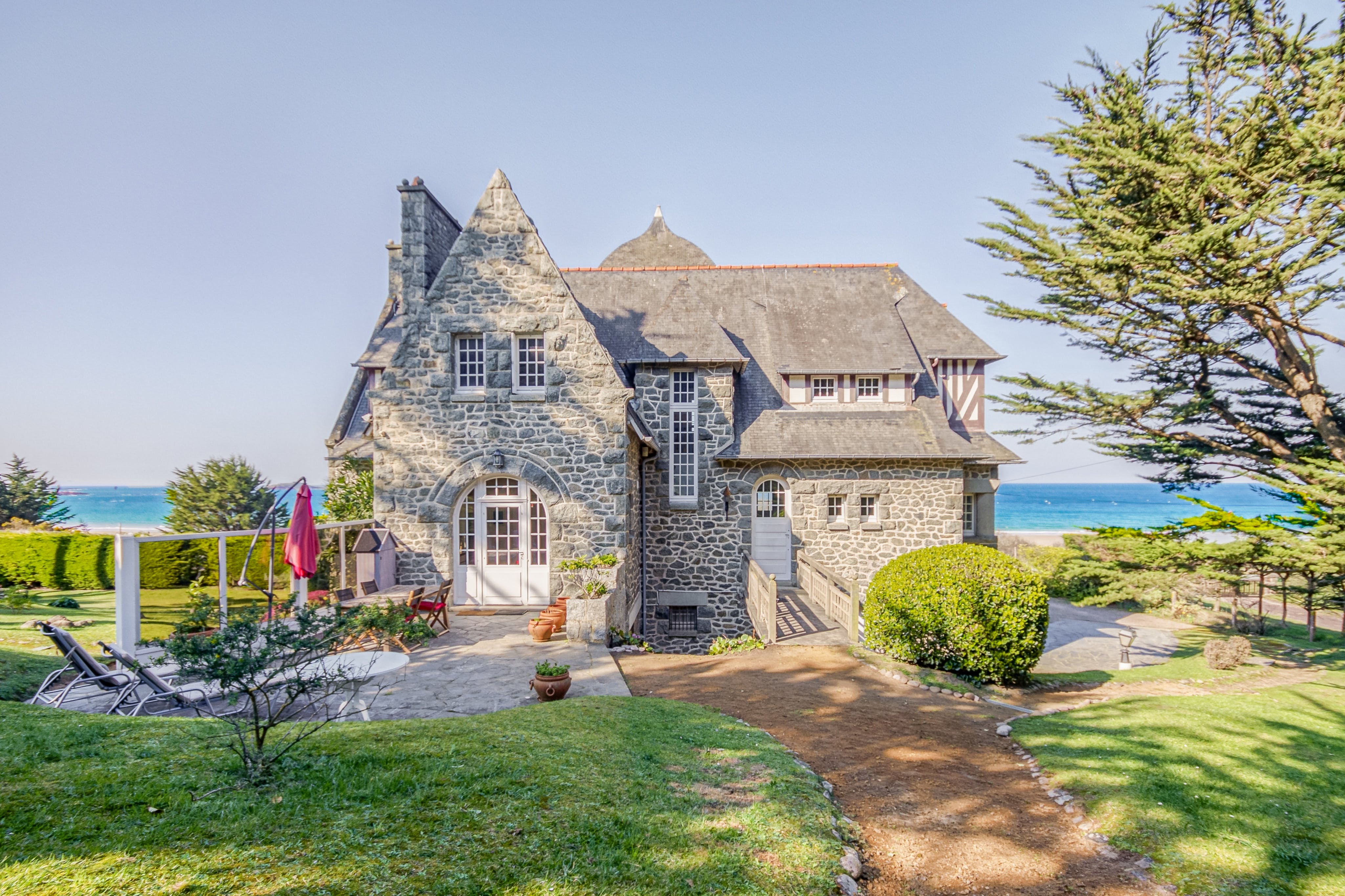 Château Sable Paris: Luxury 6-Bedroom Beachfront Apartment with Sea Views, Paris