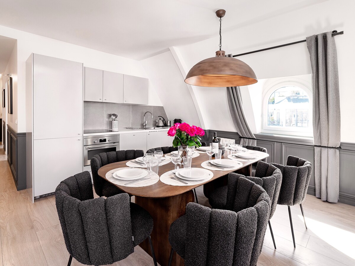 Château Saint-Martin Montorgueil: Elegant 3-Bedroom Apartment with Eiffel Tower Views, Paris