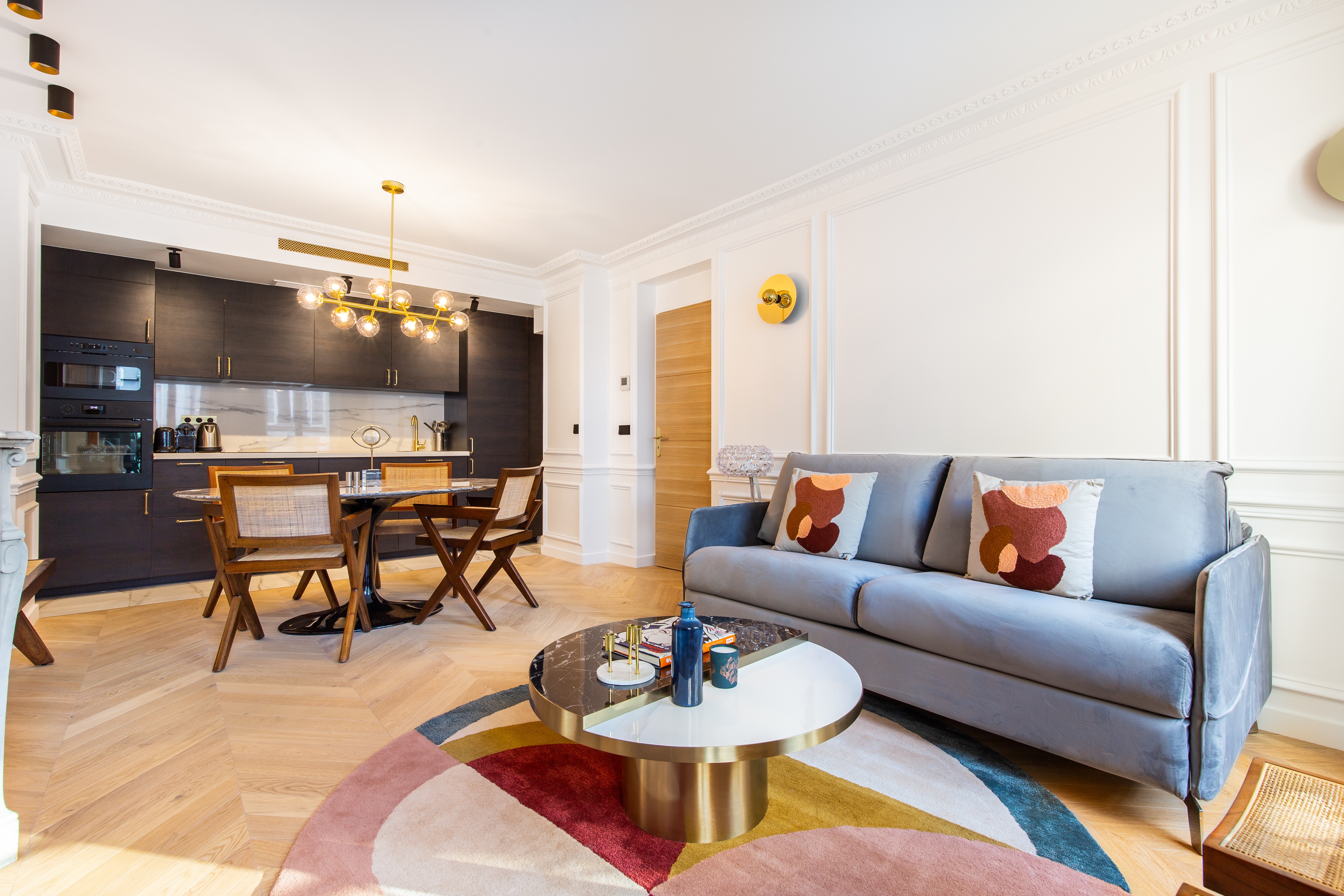 Château Saint-Martin Paris: Stylish 3-Bedroom Apartment with Family-Friendly Features, Paris