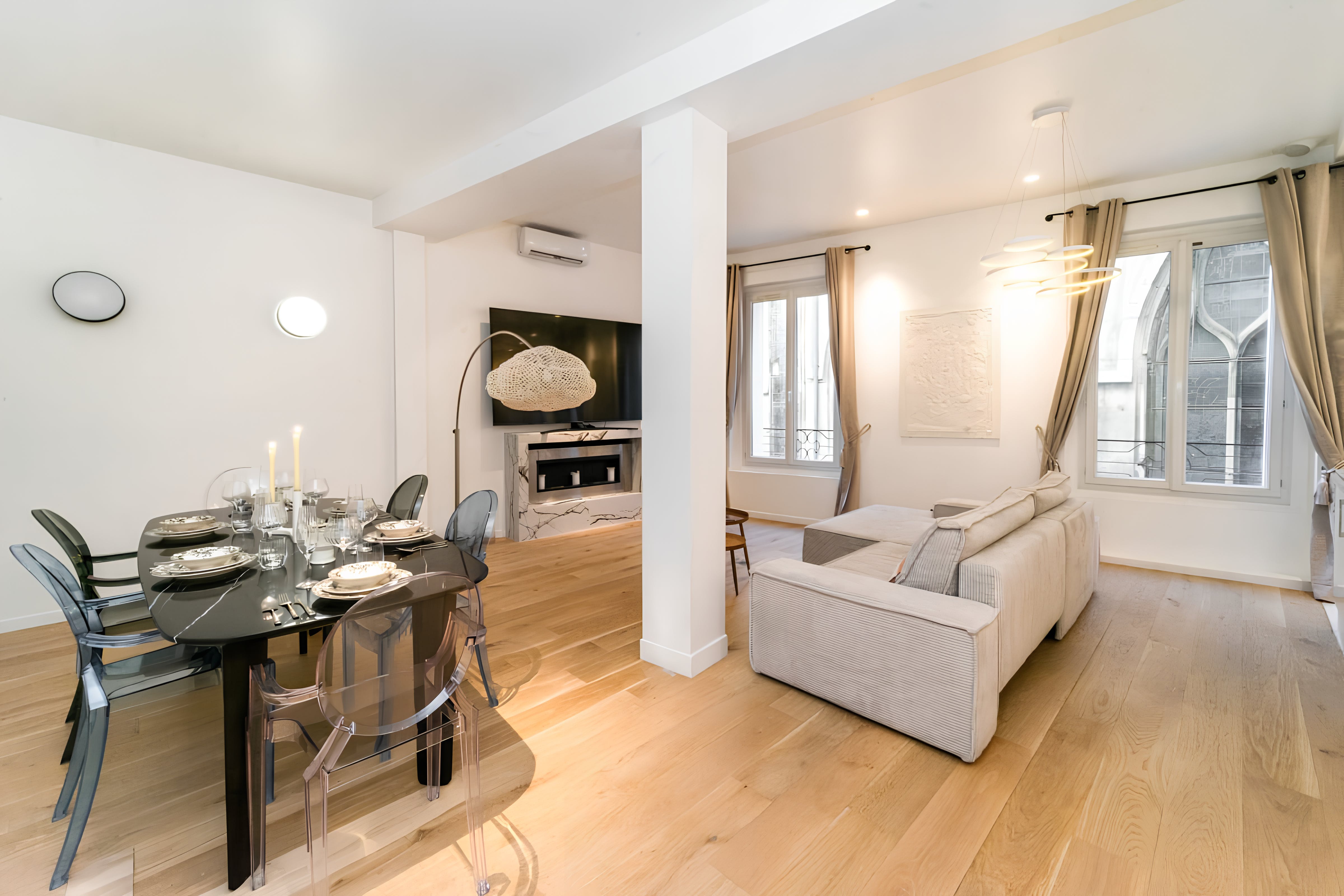 Château Saint-Séverin Paris: Elegant 2-Bedroom Apartment with Notre Dame Views, Île de la Cité