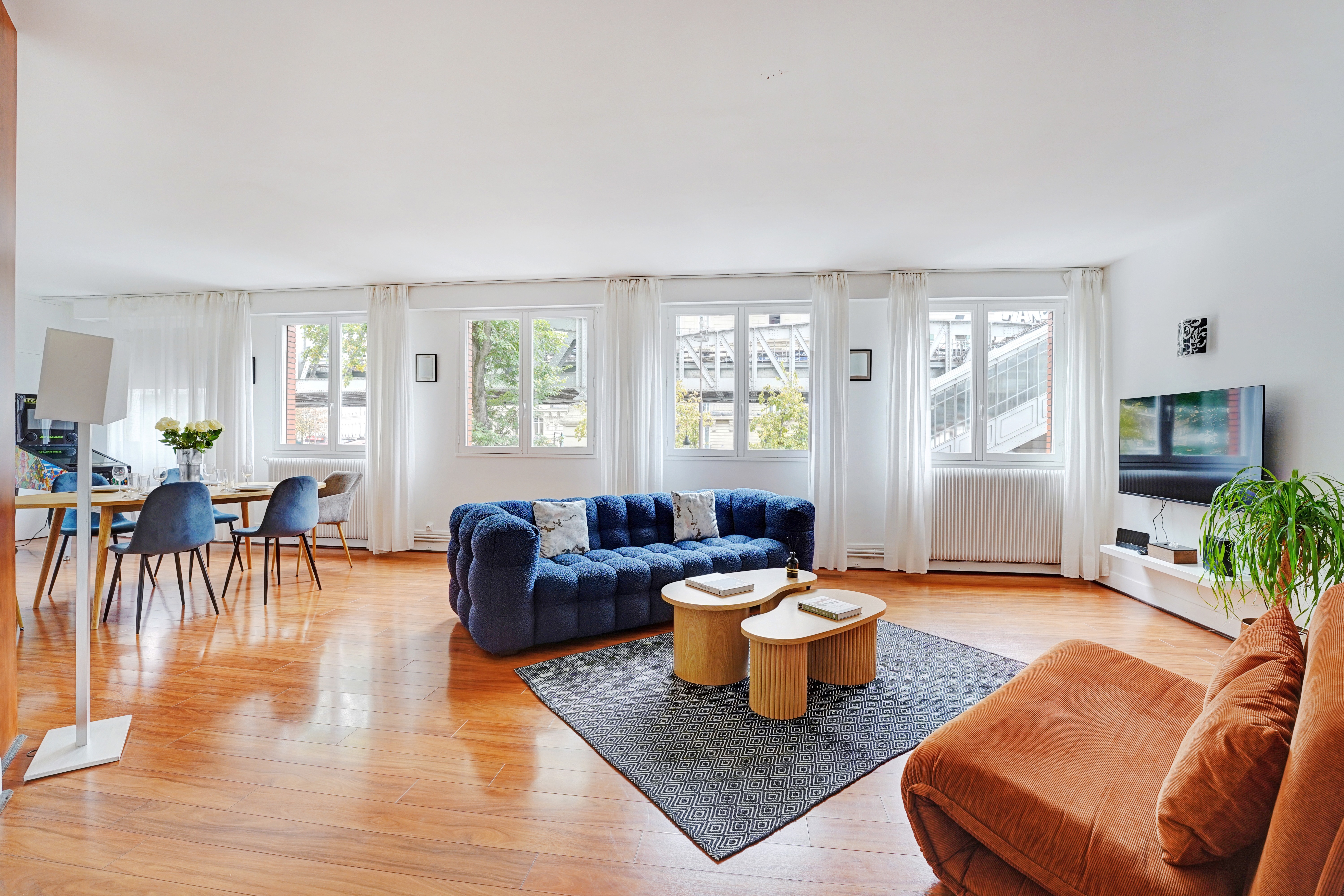 Château Saxe Paris: Chic 2-Bedroom Apartment Rental with Air-Con near Eiffel Tower, Paris