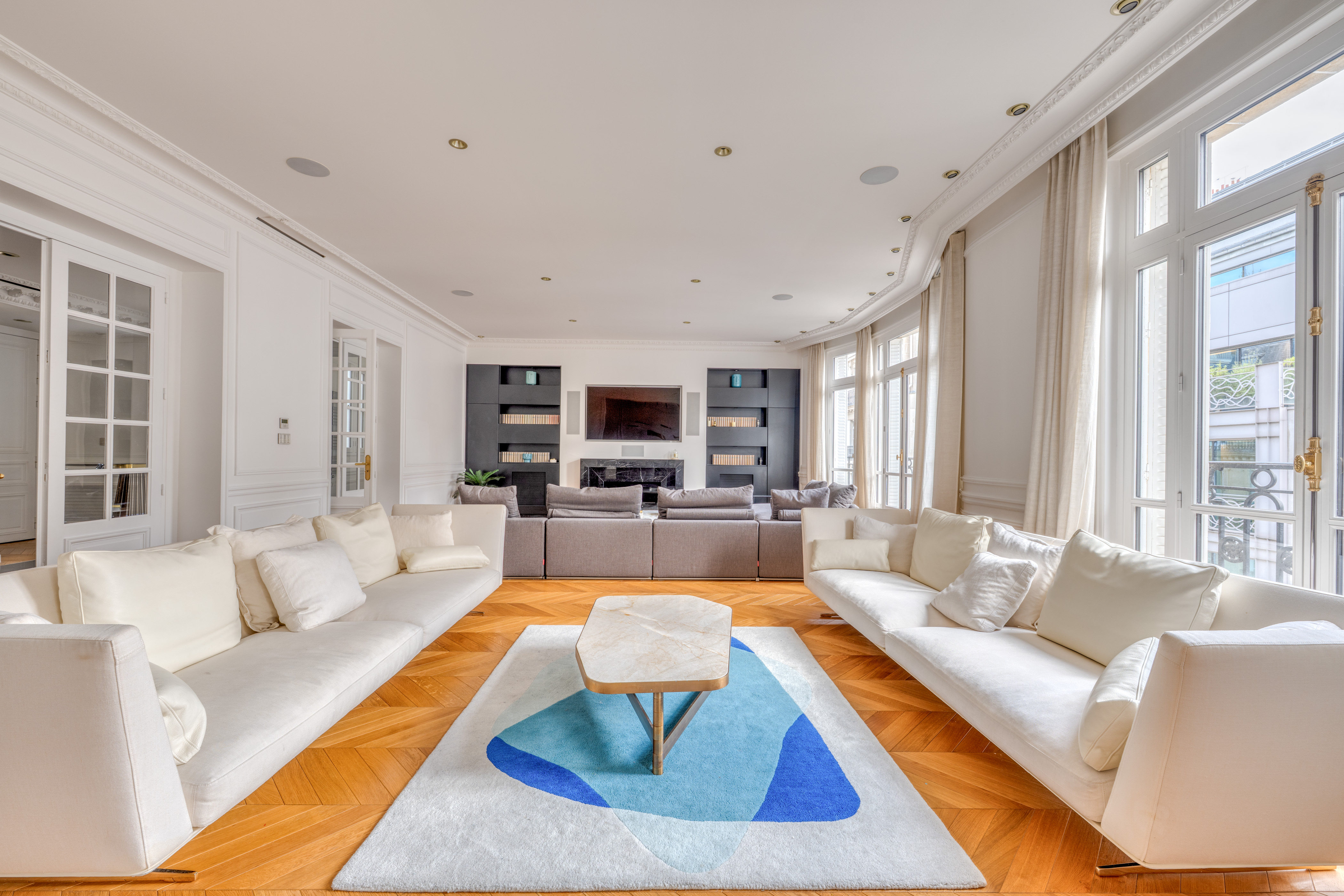 Château Ternes Paris Arc de Triomphe – Champs-Élysées 6: Luxurious 4-Bedroom Apartment with Spacious Interiors, Paris