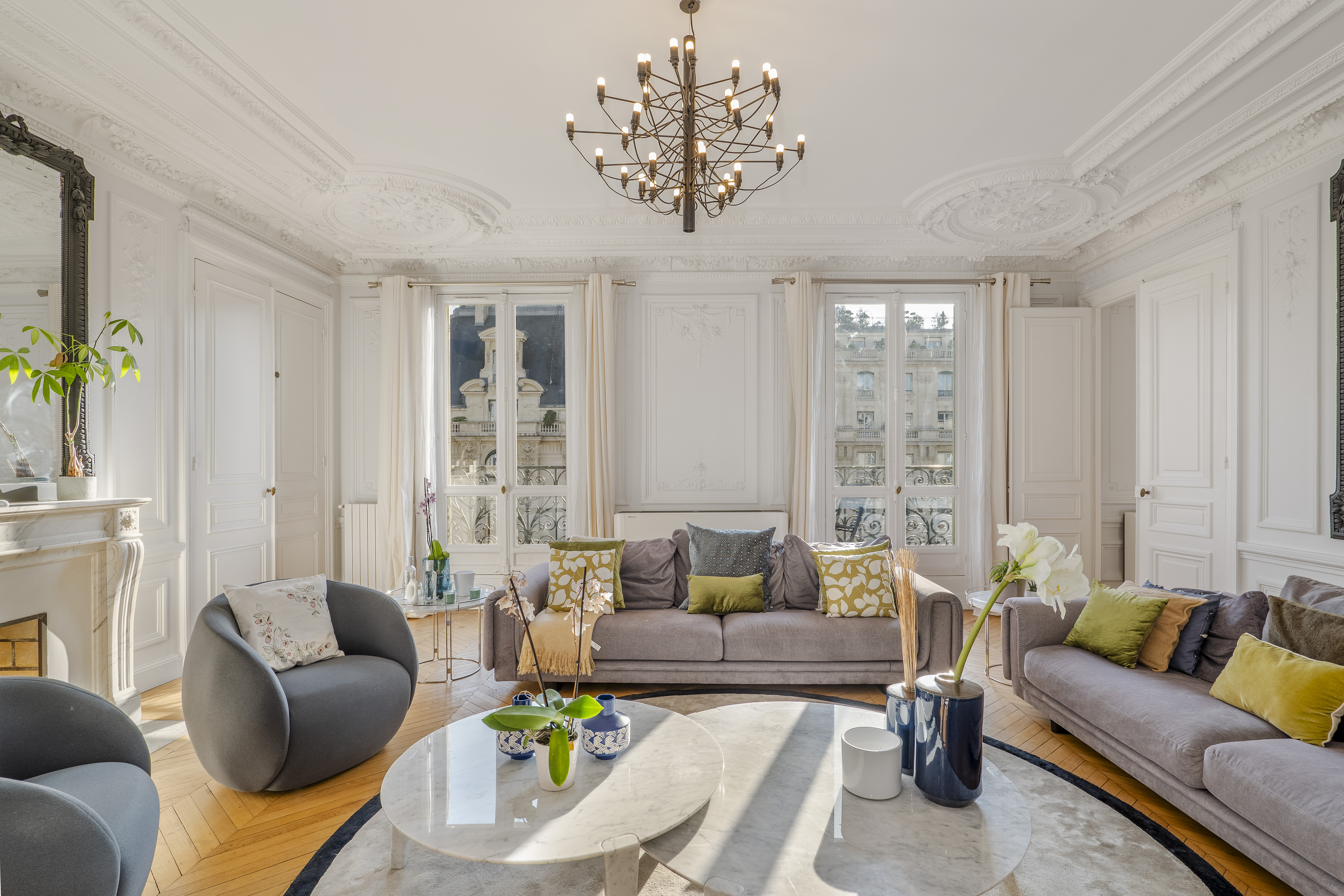 Château Ternes Paris: Spacious 5-Bedroom Luxury Apartment with Air-Con, Arc de Triomphe