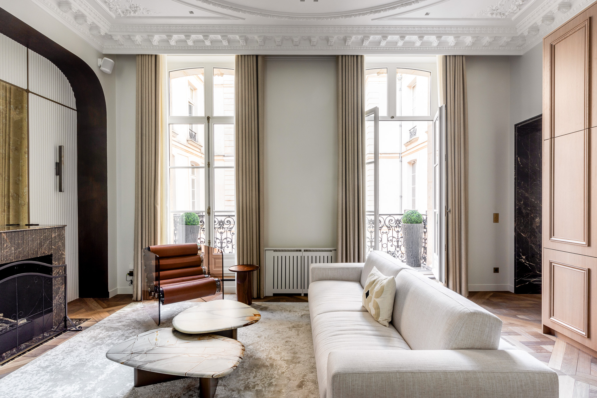 Château Tournelles Marais: Luxury 2-Bedroom Apartment with Courtyard Views, Le Marais