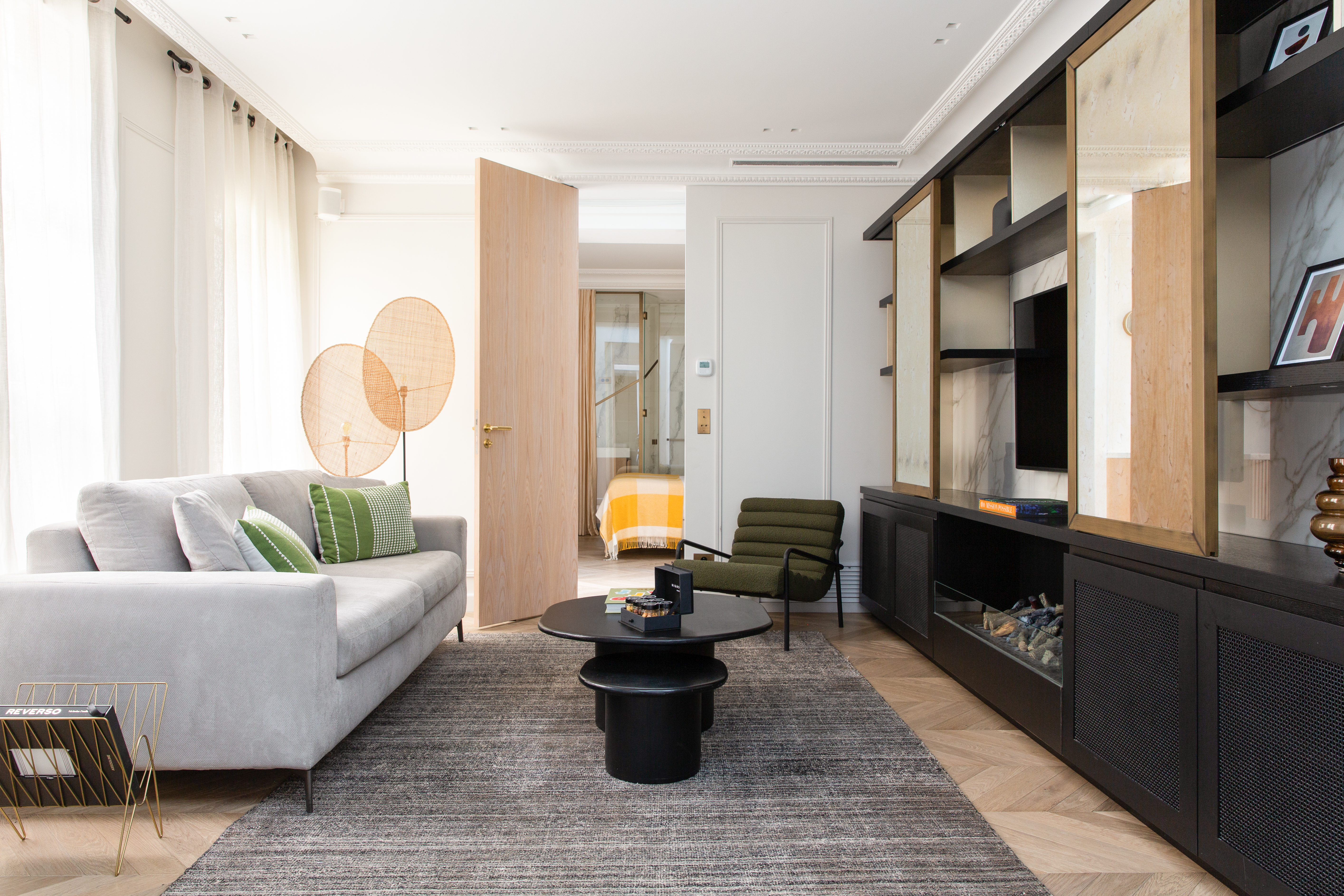 Château Tuileries Paris Louvre – Palais Royal 12: Elegant 2-Bedroom Luxury Apartment with Courtyard Views, Paris