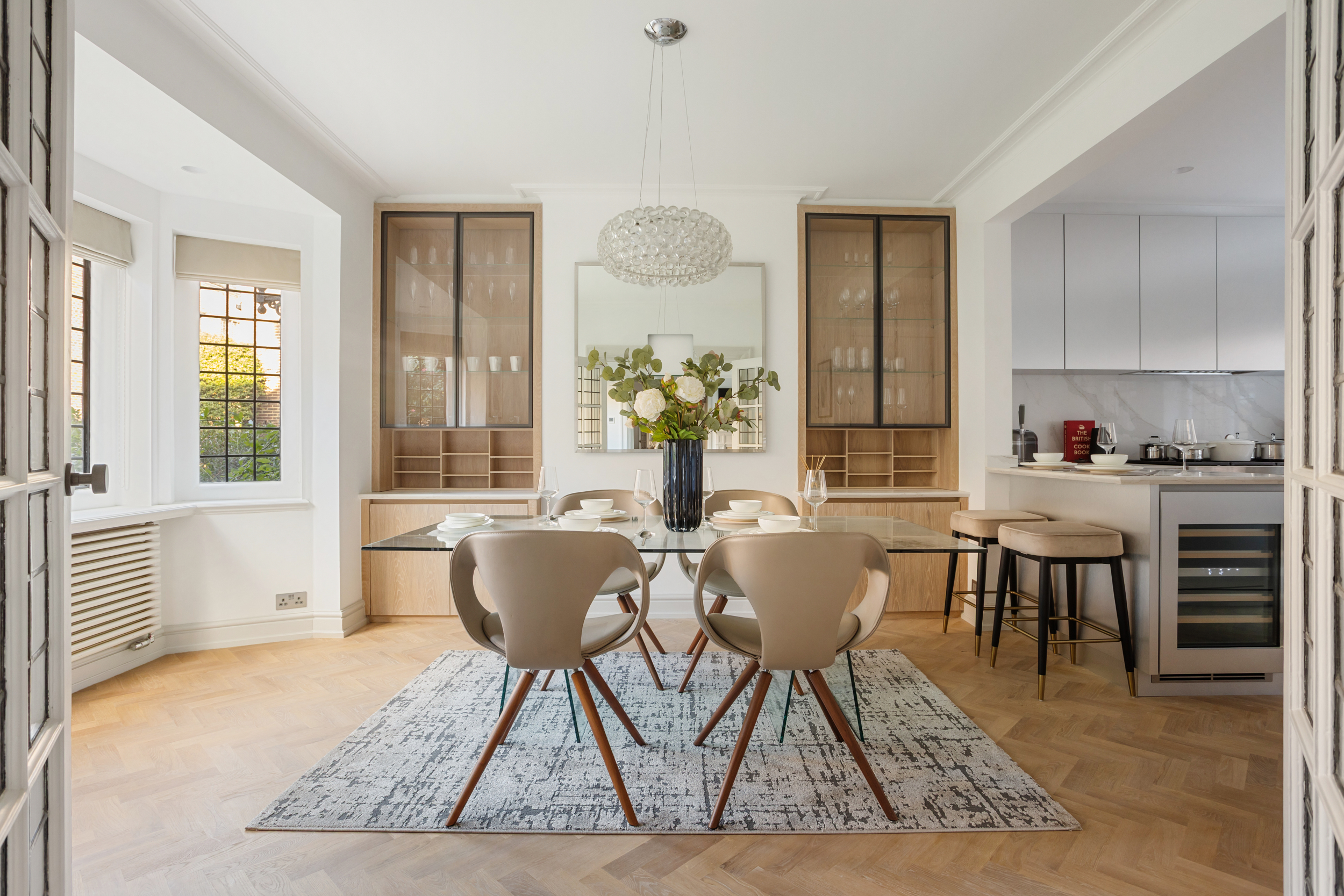 Chelsea Retreat: Elegant 3-Bedroom Apartment with Garden Views, Chelsea