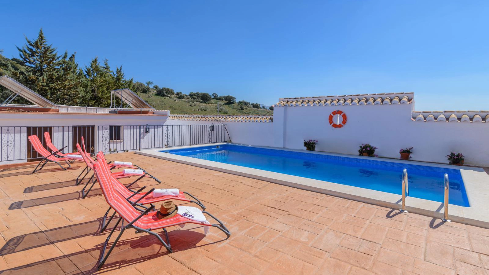 Cortijo Almijara Malaga: Luxury 9-Bedroom Apartment with Private Pool, Malaga