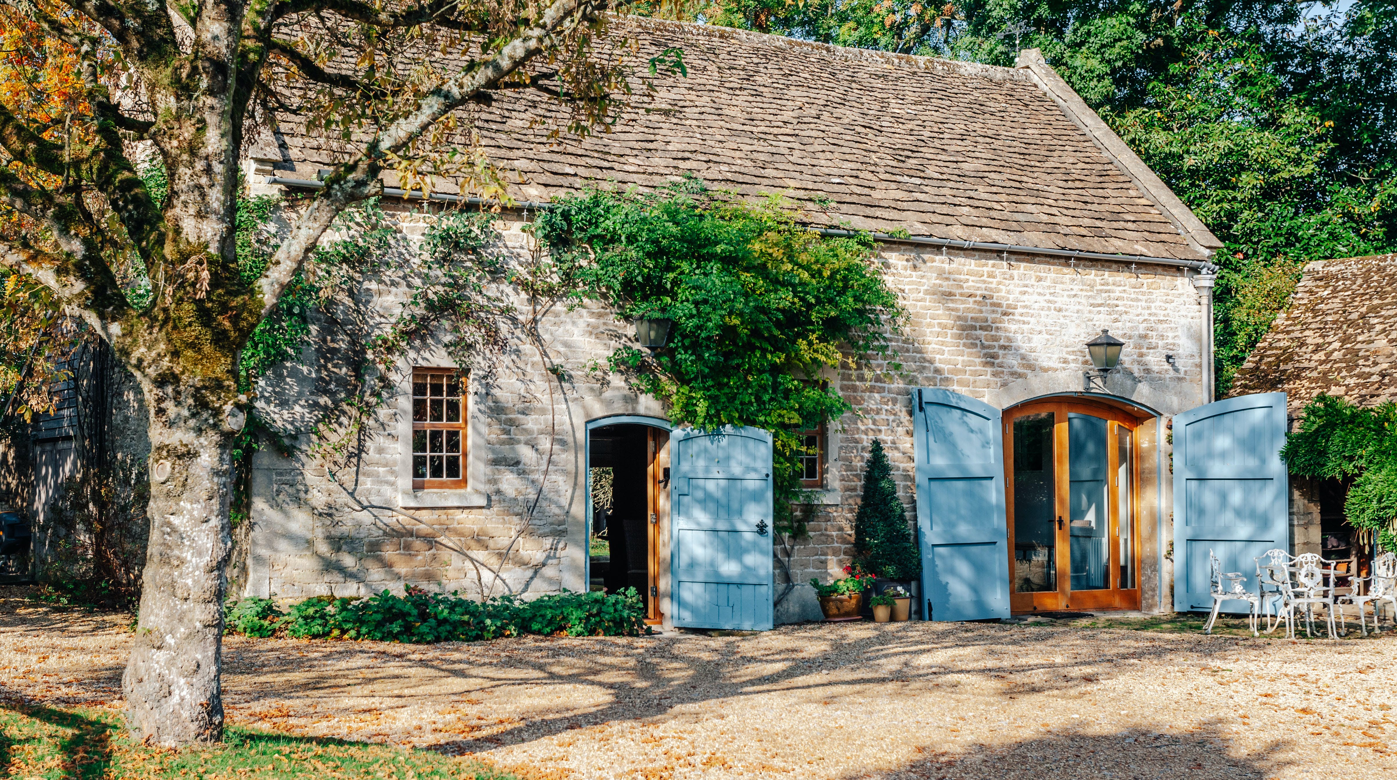 Cottage Gossway Wiltshire: Luxury 3-Bedroom Cottage with Pool and Tennis Court, Wiltshire
