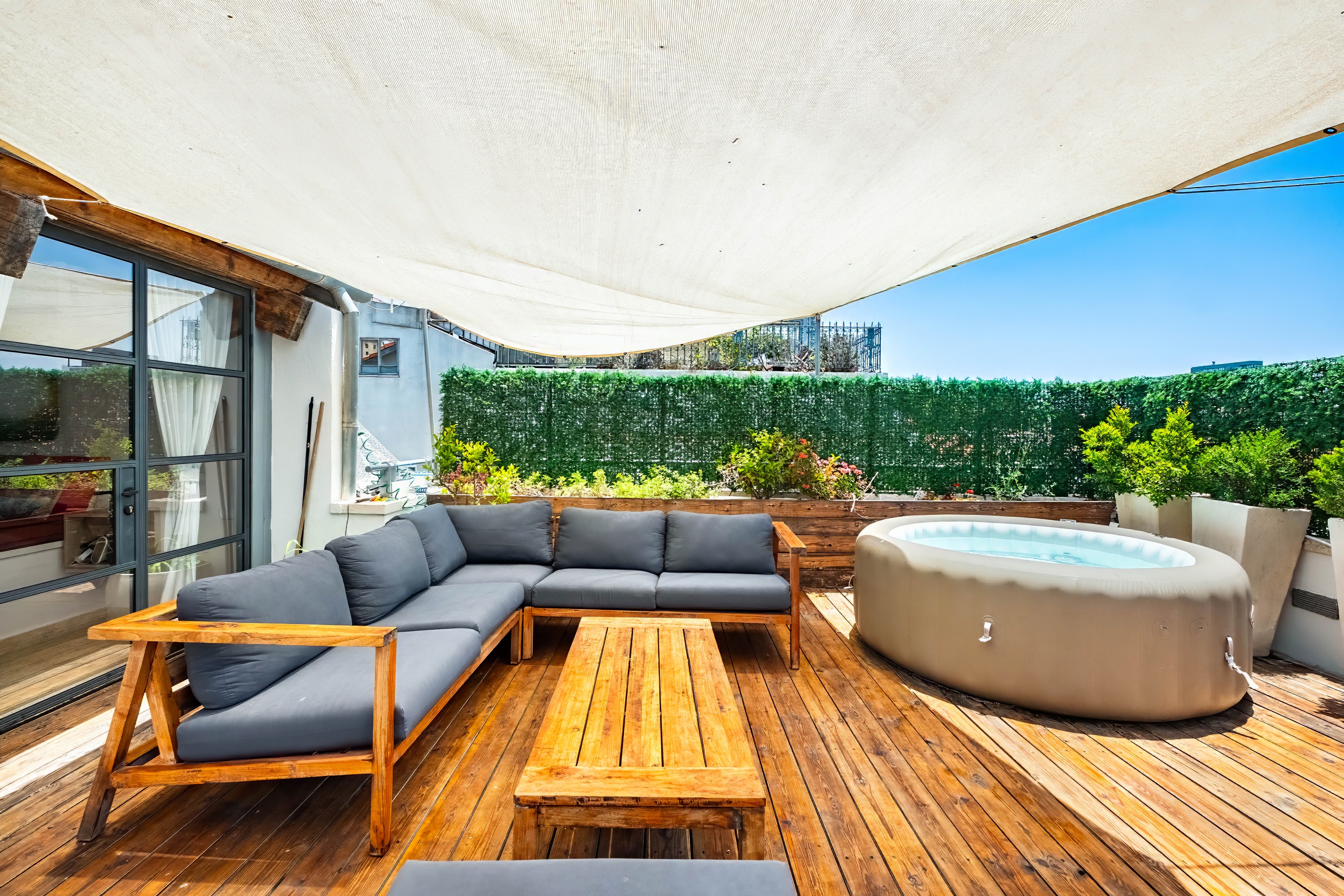 Dira Shalom Neve Tzedek: 3-Bedroom Luxury Apartment with Rooftop Terrace, Neve Tzedek